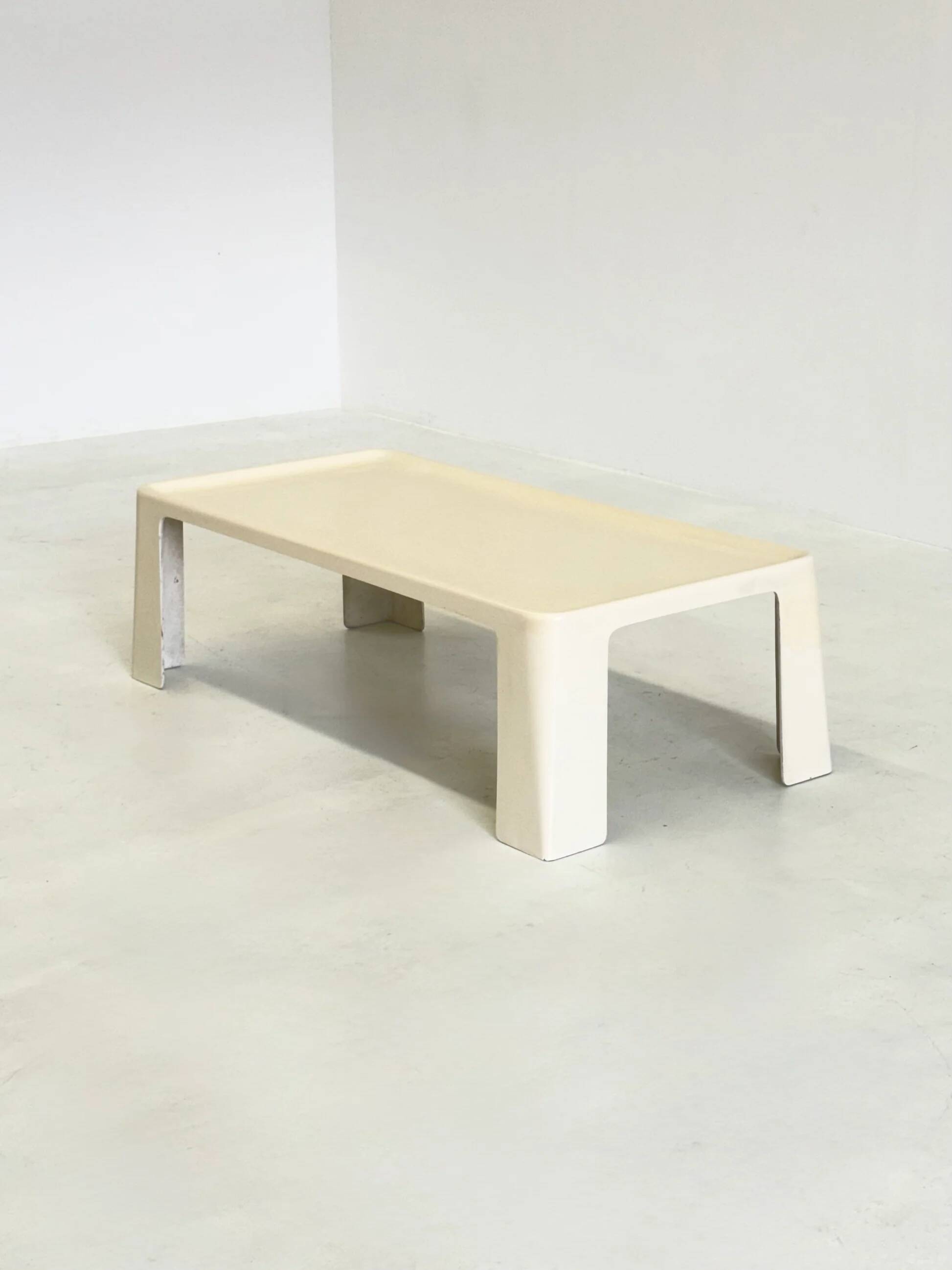 Amanta rectangular coffee table by Mario Bellini for C&B Italia in white