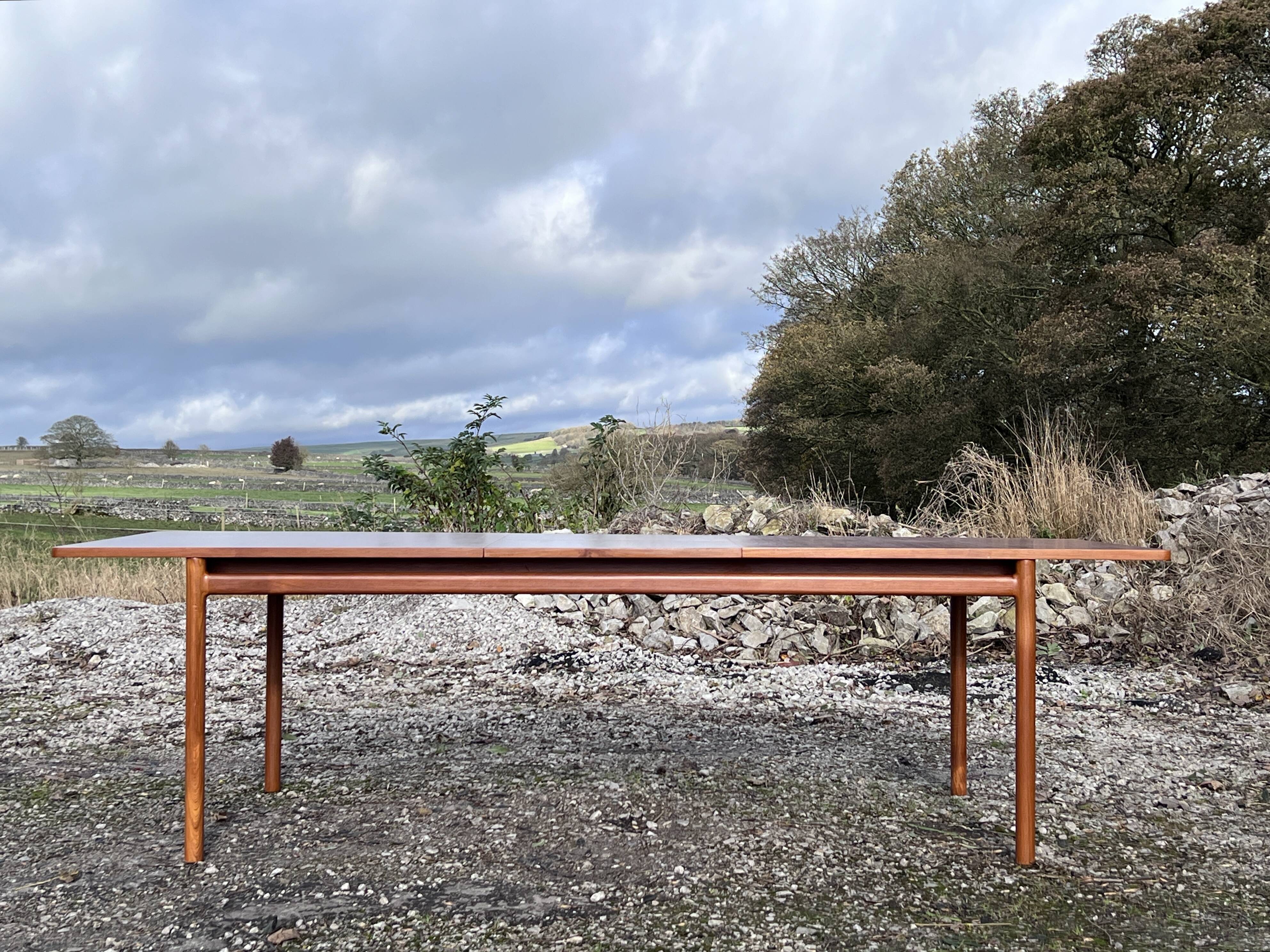 Grande table à manger à rallonge par McIntosh