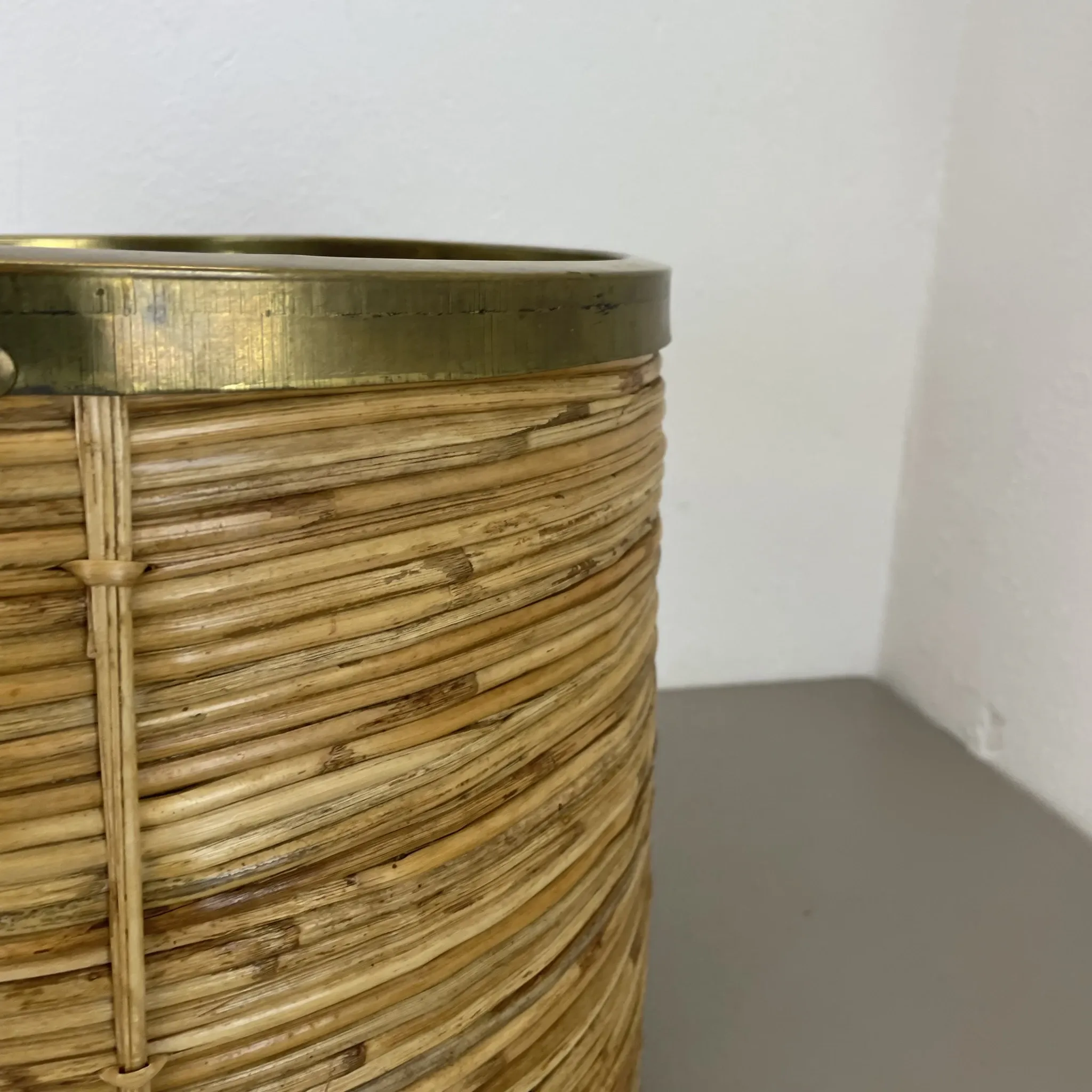 xl 31 cm, rare rattan and brass waste basket in the Crespi-Albini style, Italy 1970