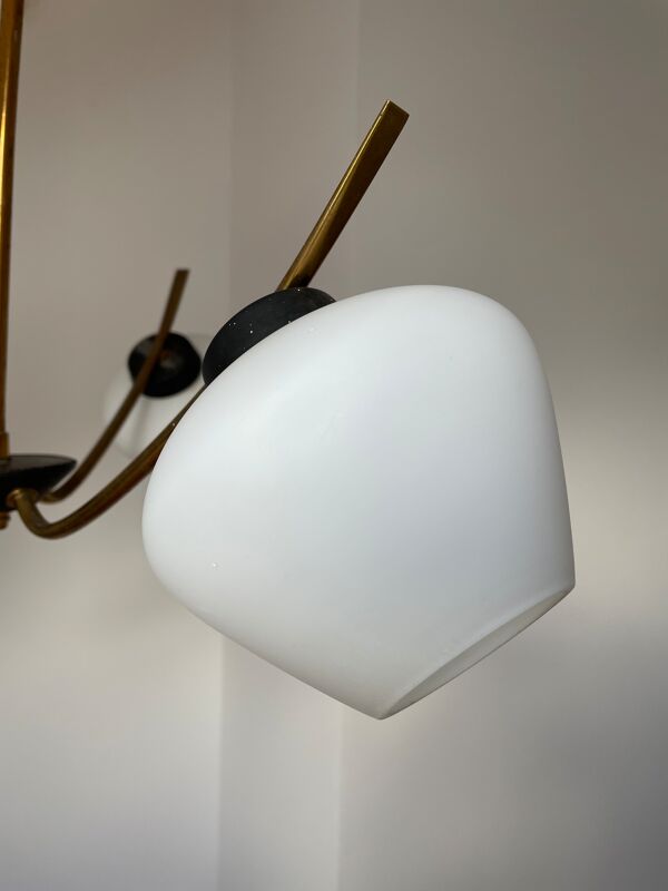 Lustre vintage 3 feux en laiton et opaline vers 1960