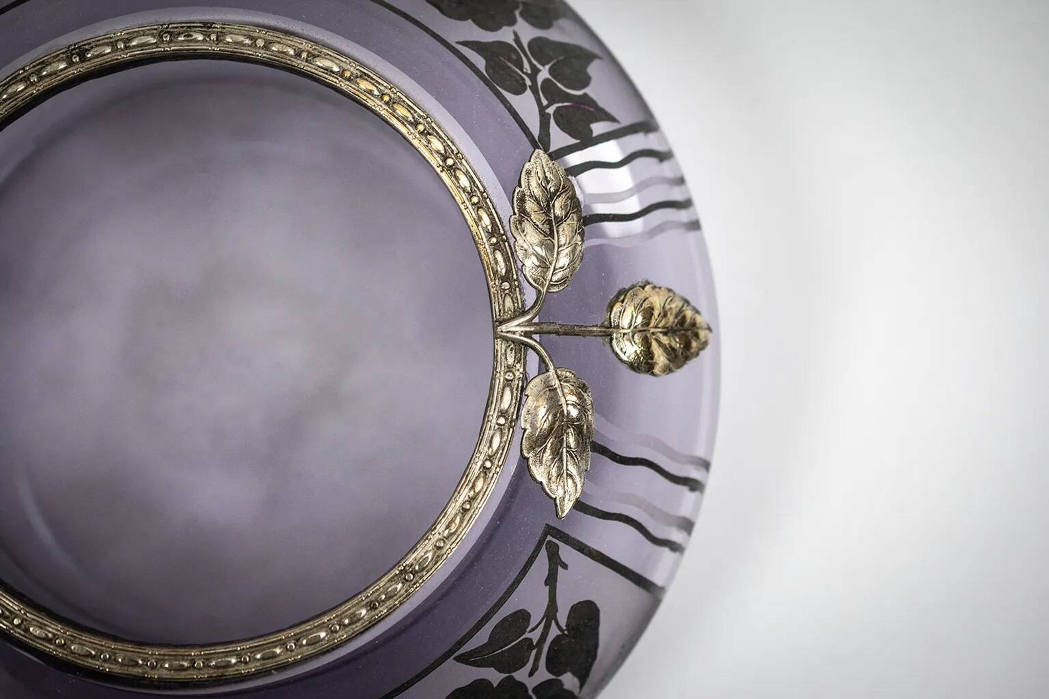 Art Deco vase in mauve glass D'Argyl with a pewter mount.