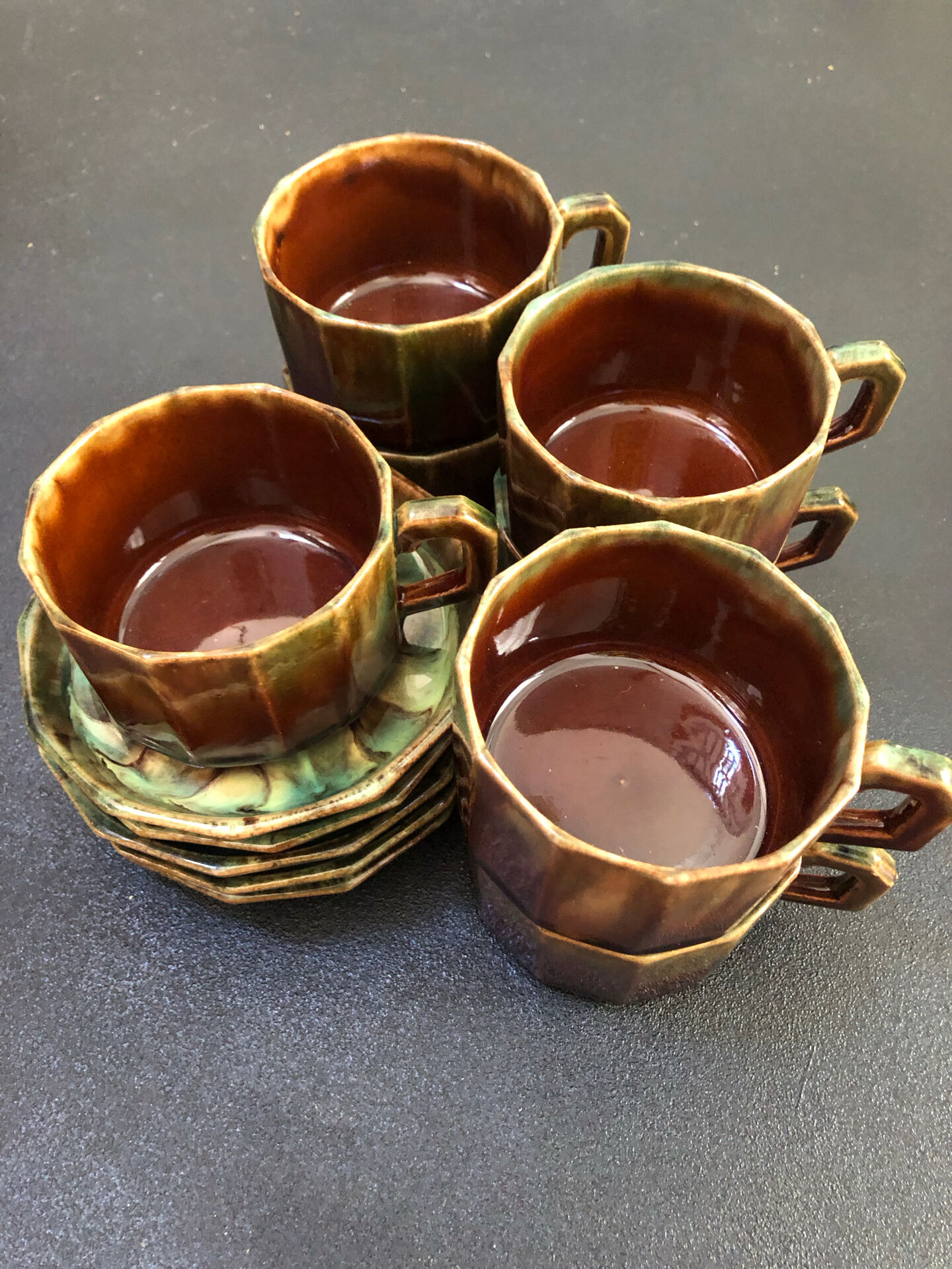Large service in green and brown glazed stoneware with facets, signed Louis Cag.