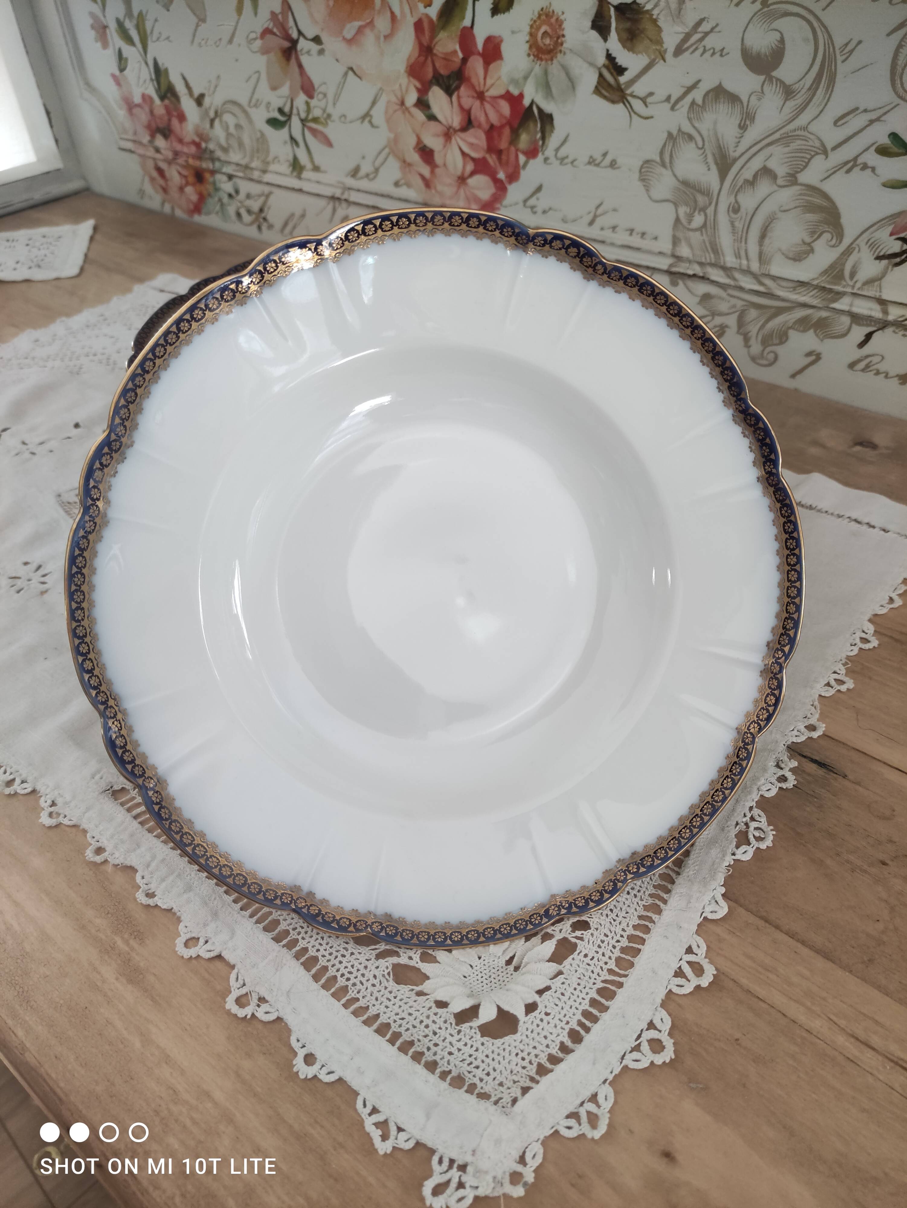 Lot de 9 assiettes creuses en porcelaine de Limoges Haviland frise florale bleu nuit et or