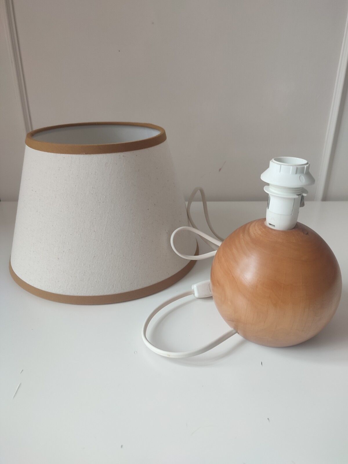 Wooden ball foot lamp