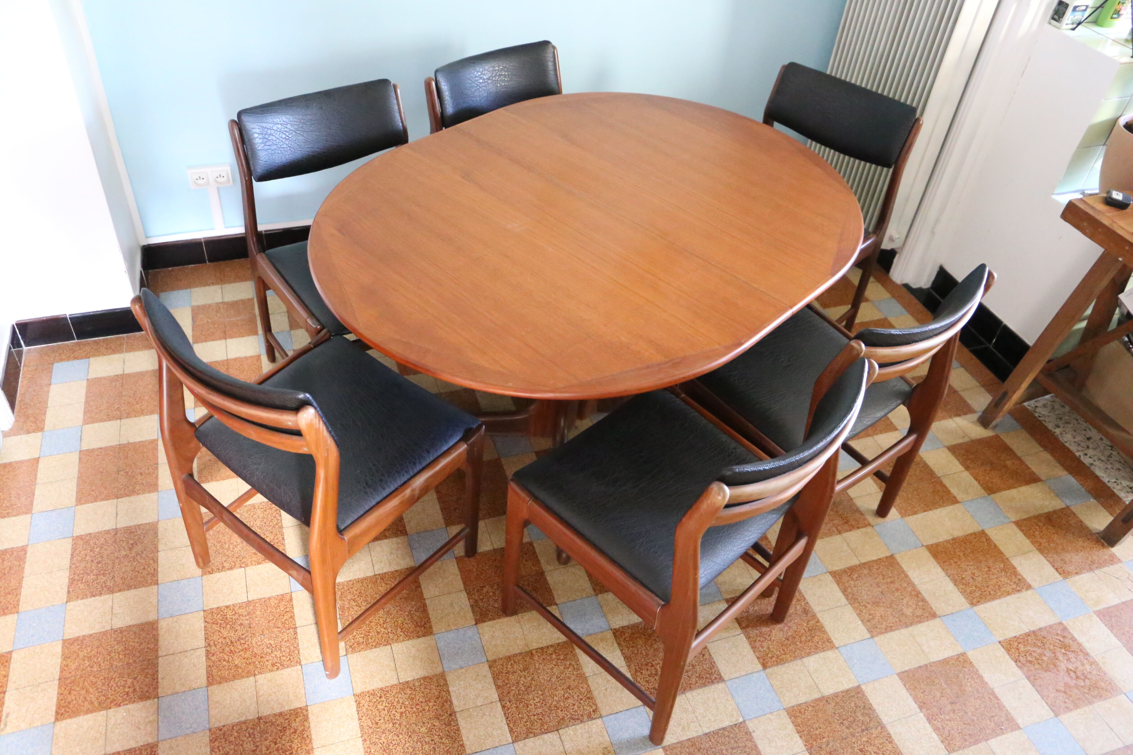 Scandinavian teak table and 6 chairs