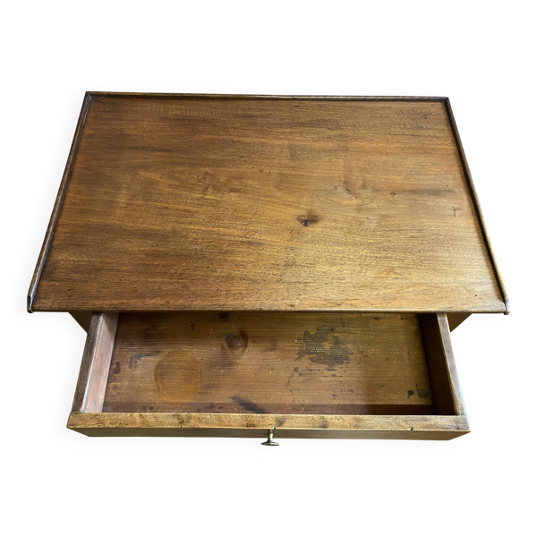 Petite table à écrire en noyer. 1 tiroir, excellent état.