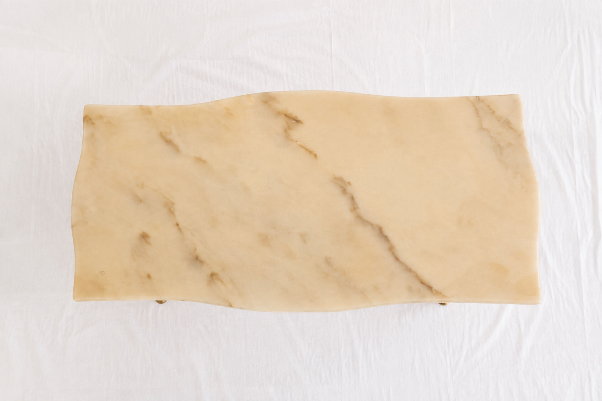 Neoclassical coffee table in beige marble and brass, Louis XVI style.