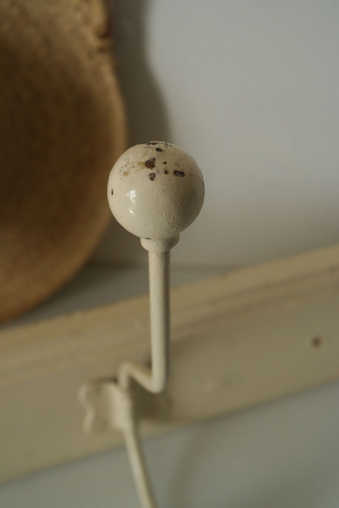 Porte manteau murale vintage bois et métal beige