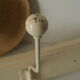 Porte manteau murale vintage bois et métal beige
