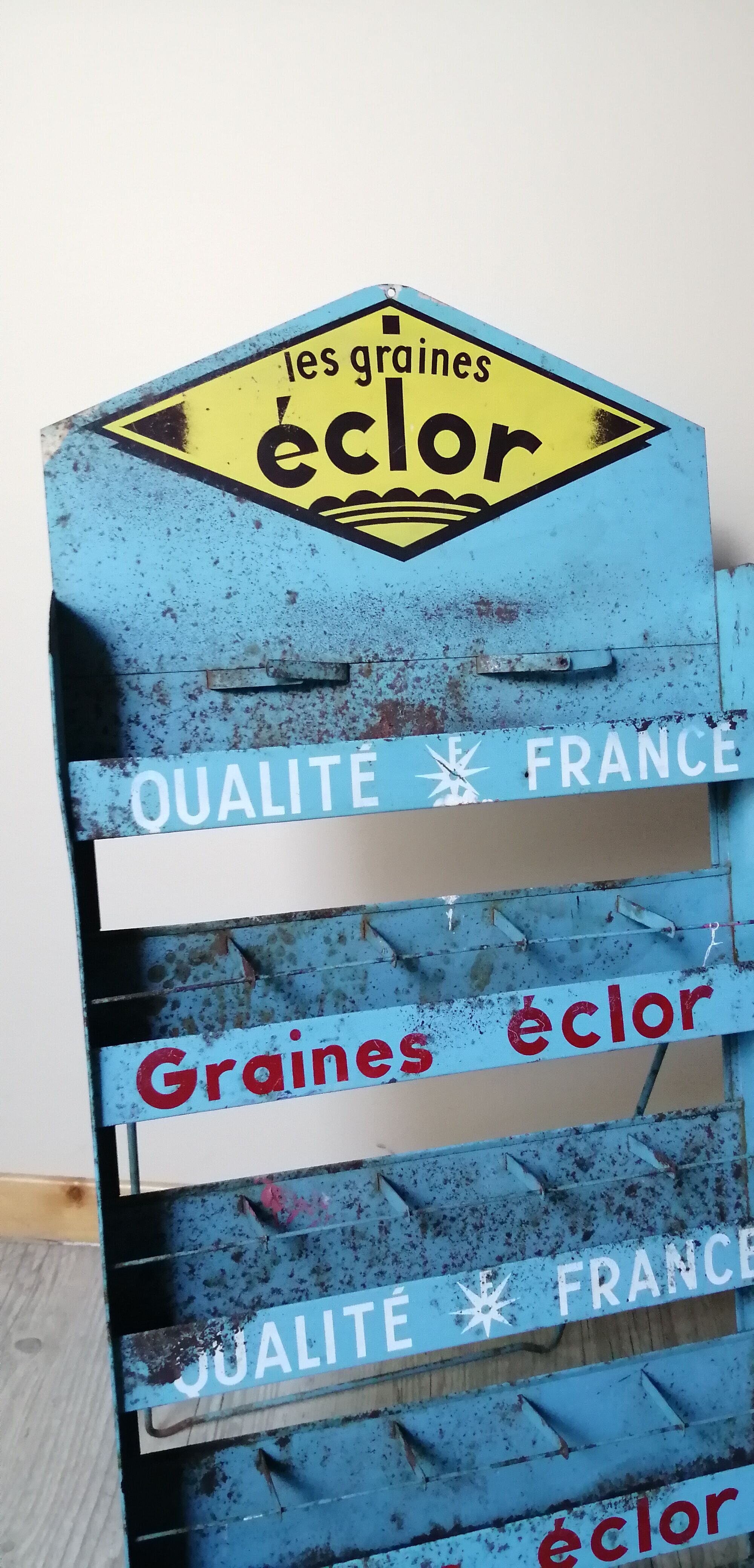 Antique display for eclor seed sachet