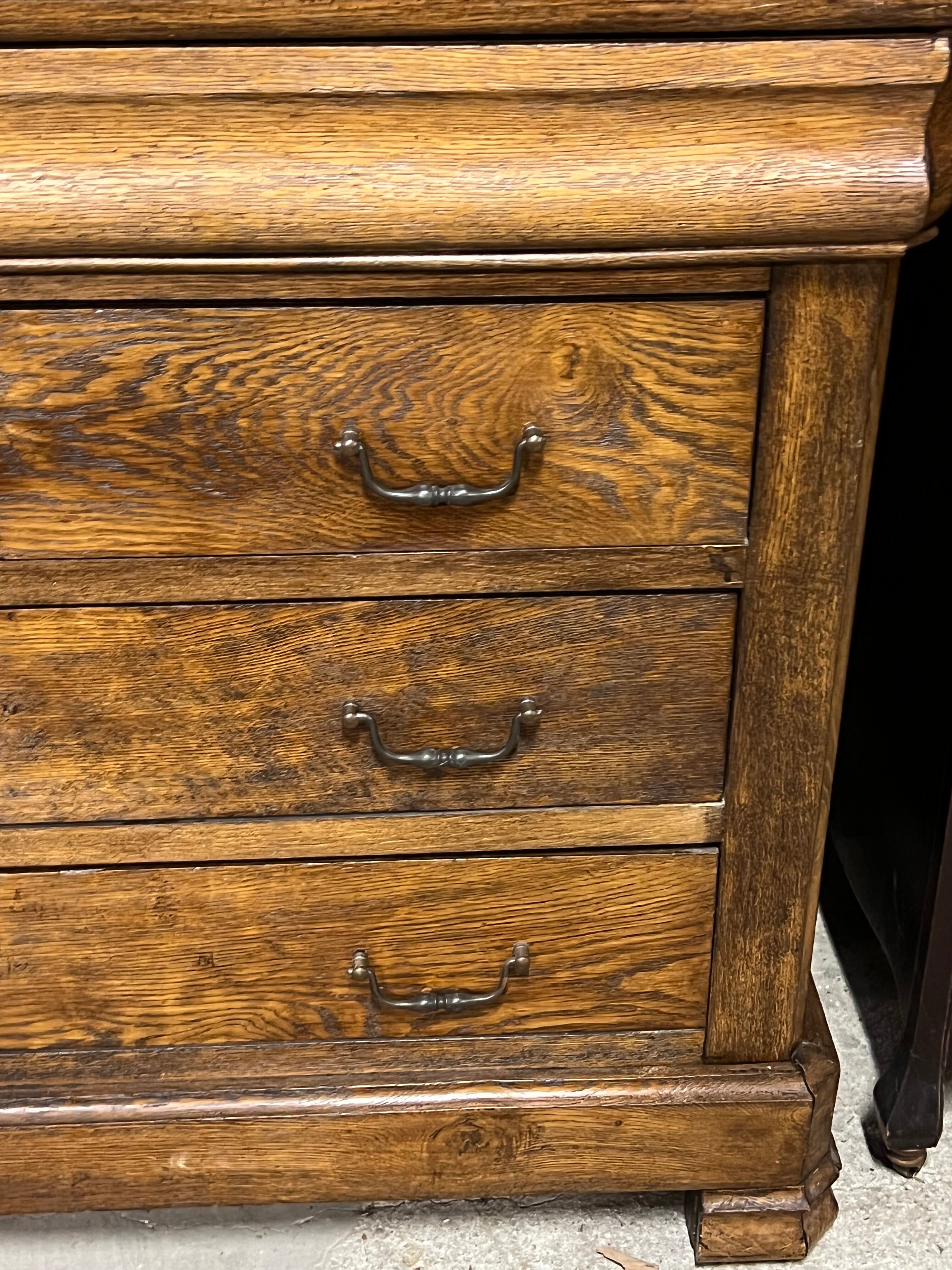 Commode ancienne en chêne massif de style Louis Philippe XIXe siècle