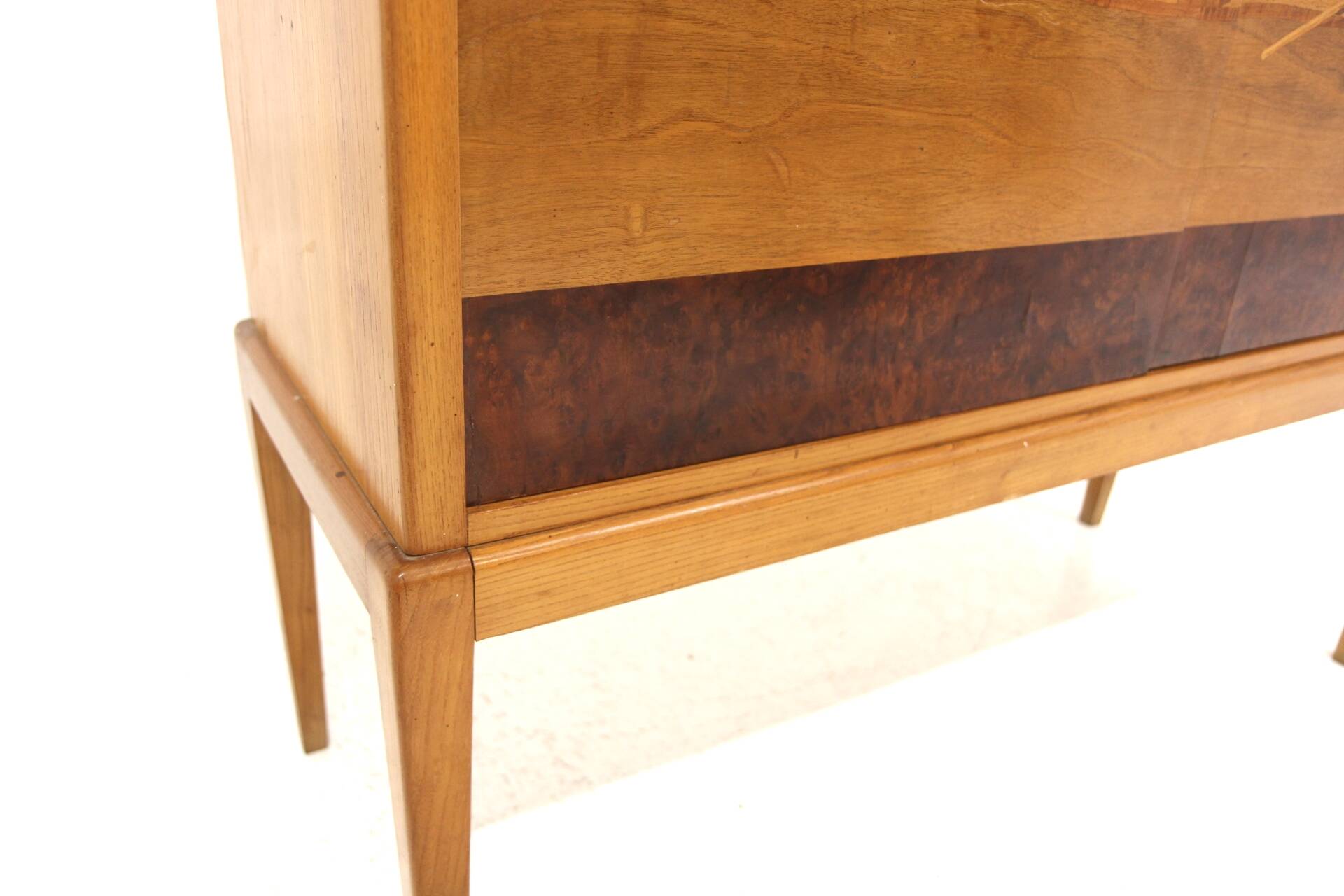 Armoire scandinave en orme, Mjölby Intarsia, Suède, 1950