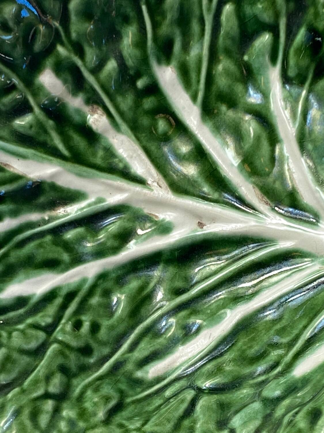Cabbage leaf serving dish in majolica