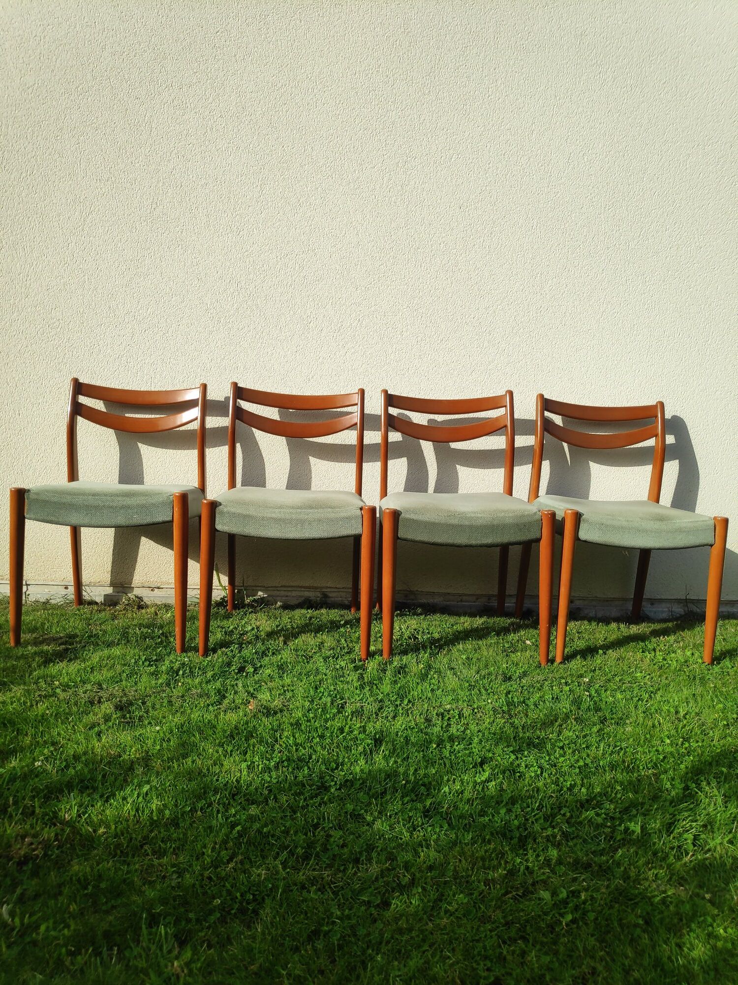 Lot of 4 Scandinavian chairs in wood and velvet fabric