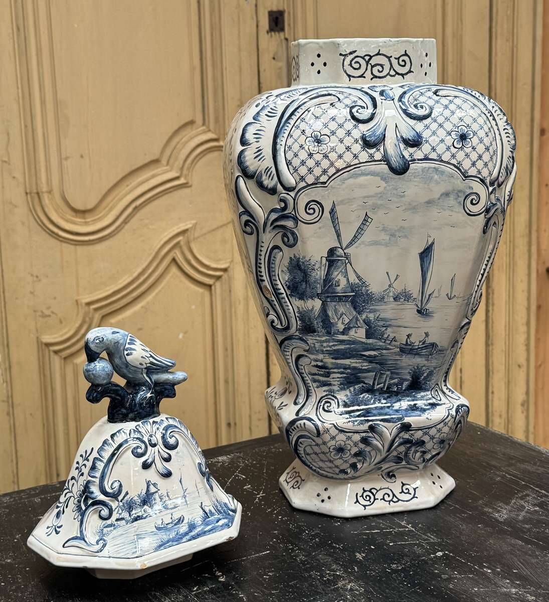 Large baluster vase with parrot - Holland, Delft 19th century
