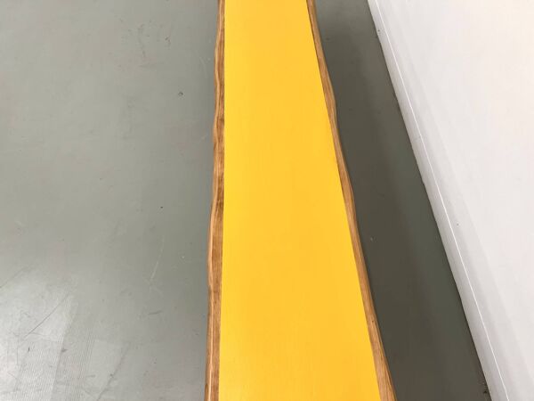 Banc brutaliste, assise jaune ''pop