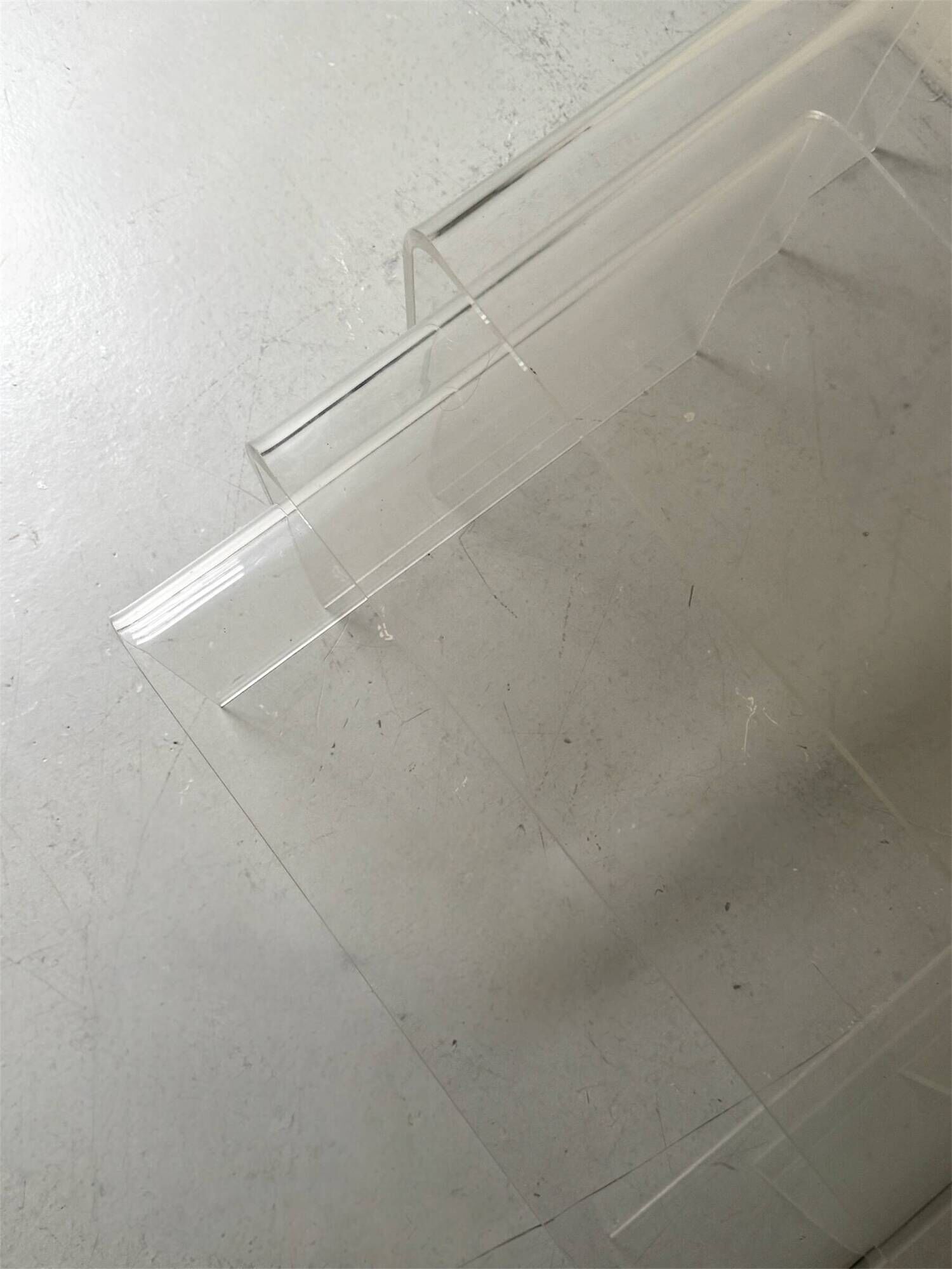 Table basse gigogne modulable en plexiglas, D. Lange Marais Les invisibles