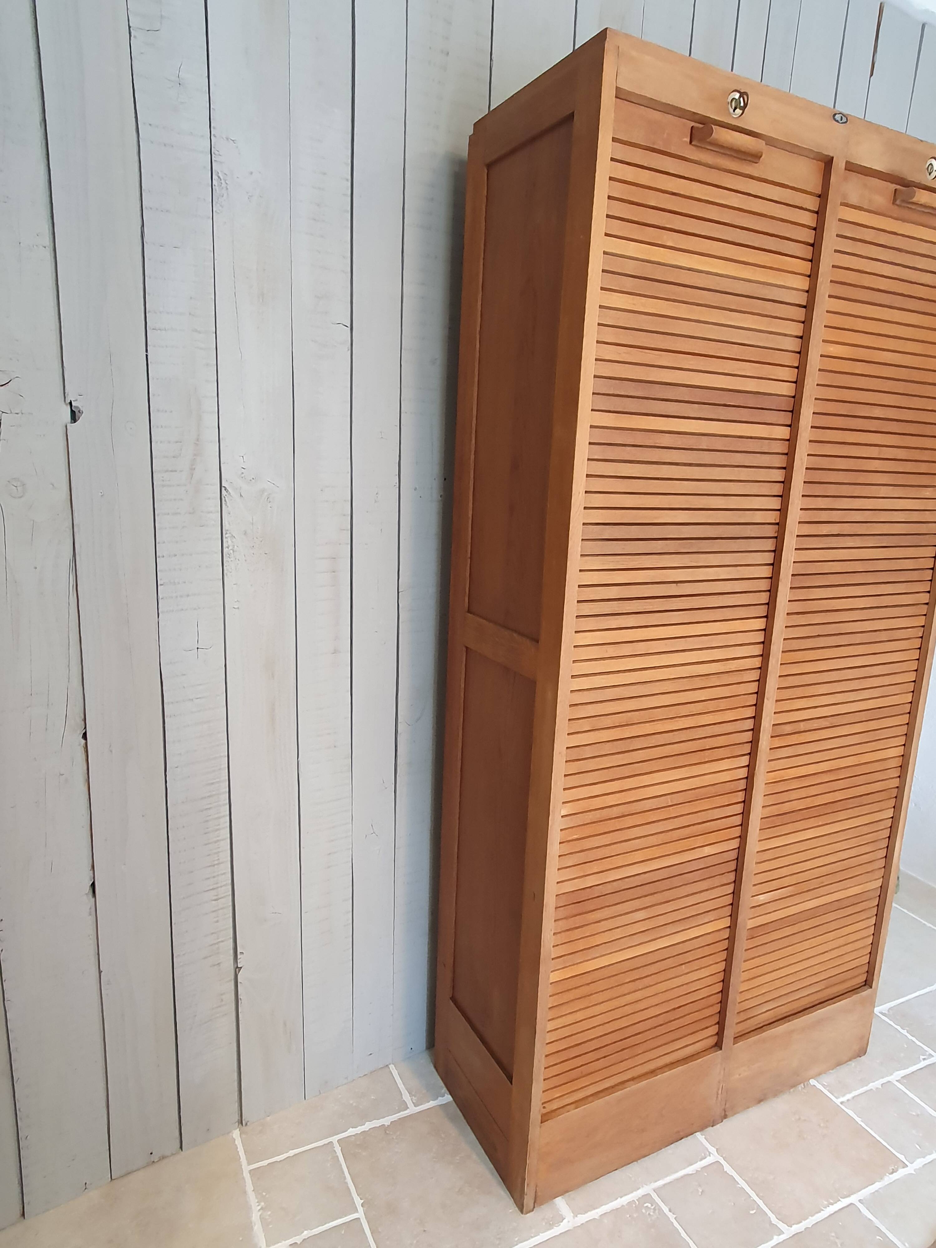 Double curtain cabinet