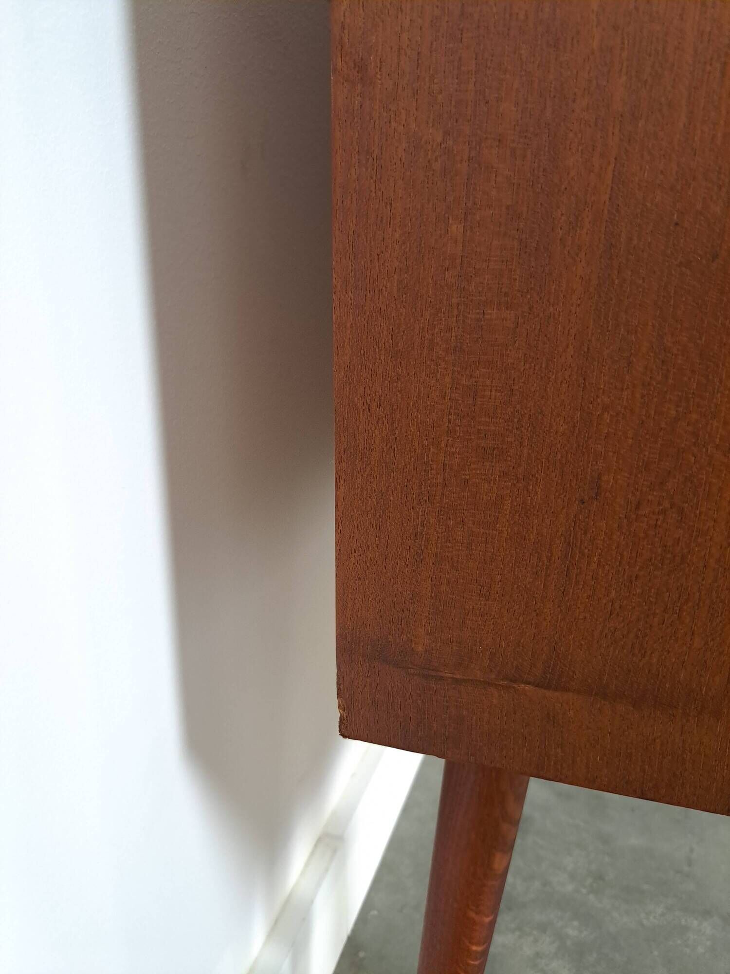 Deens teak brede LP kast met planken, lades en bar met spiegel