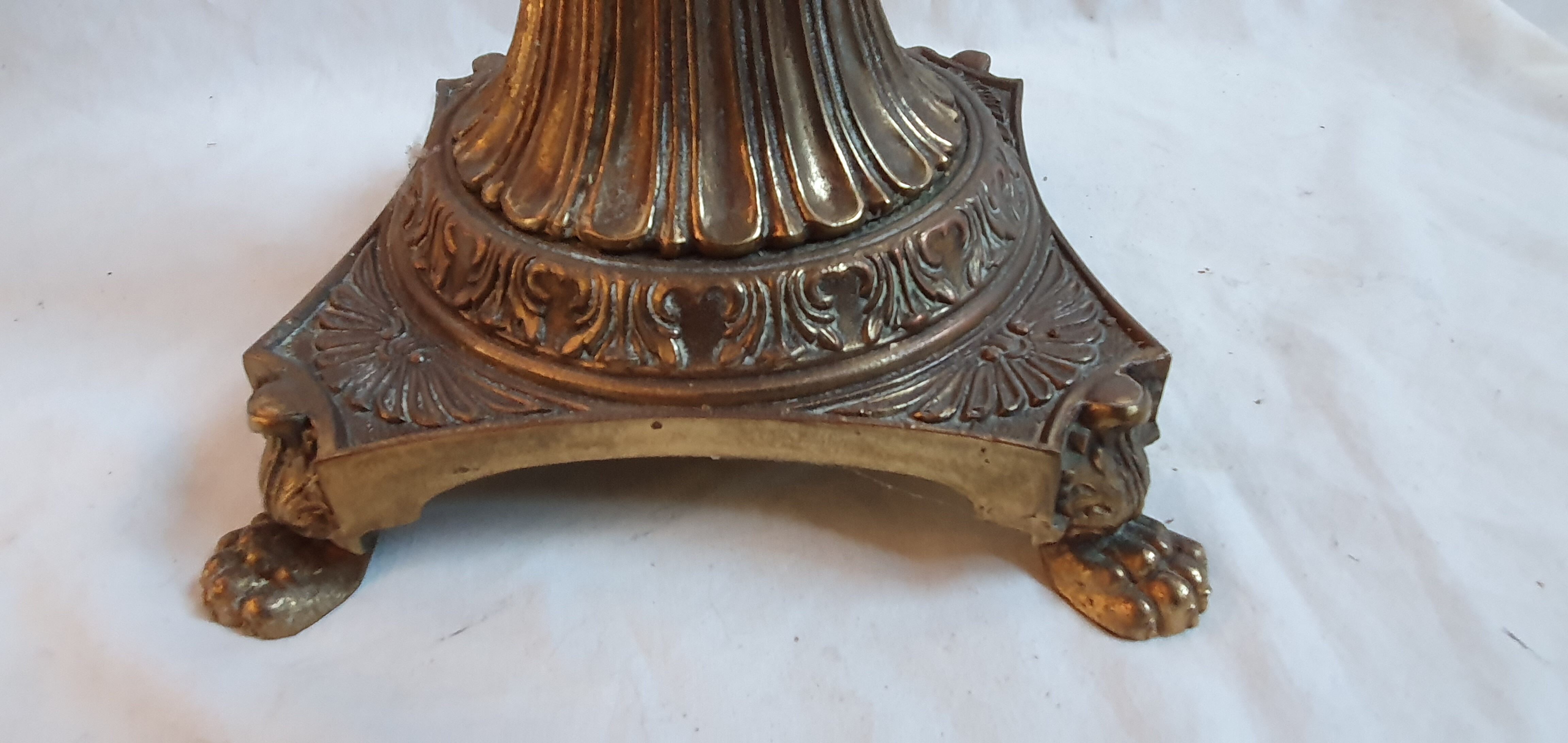 Marble table lion's feet