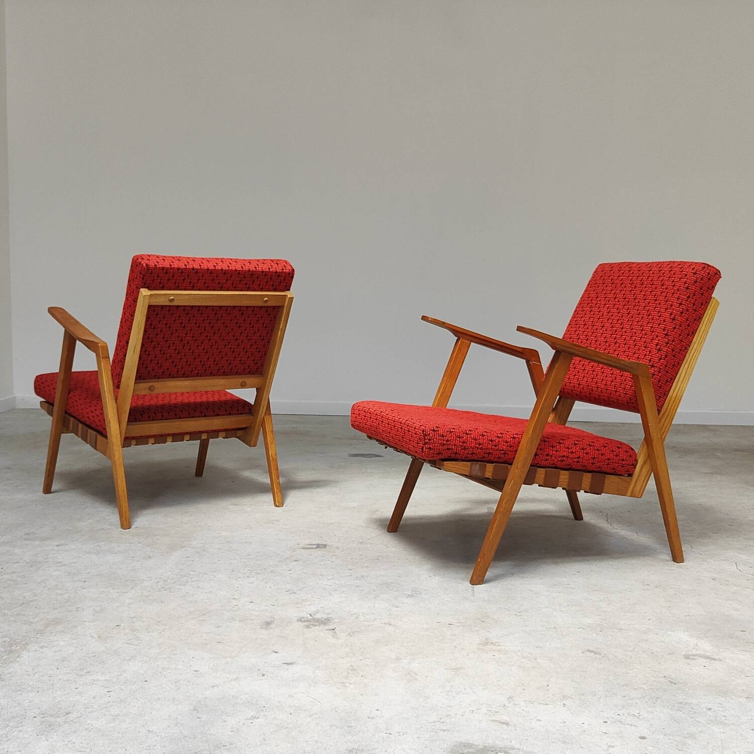 Pair of armchairs in mottled red and wood by Uluv, former Czechoslovakia 1960