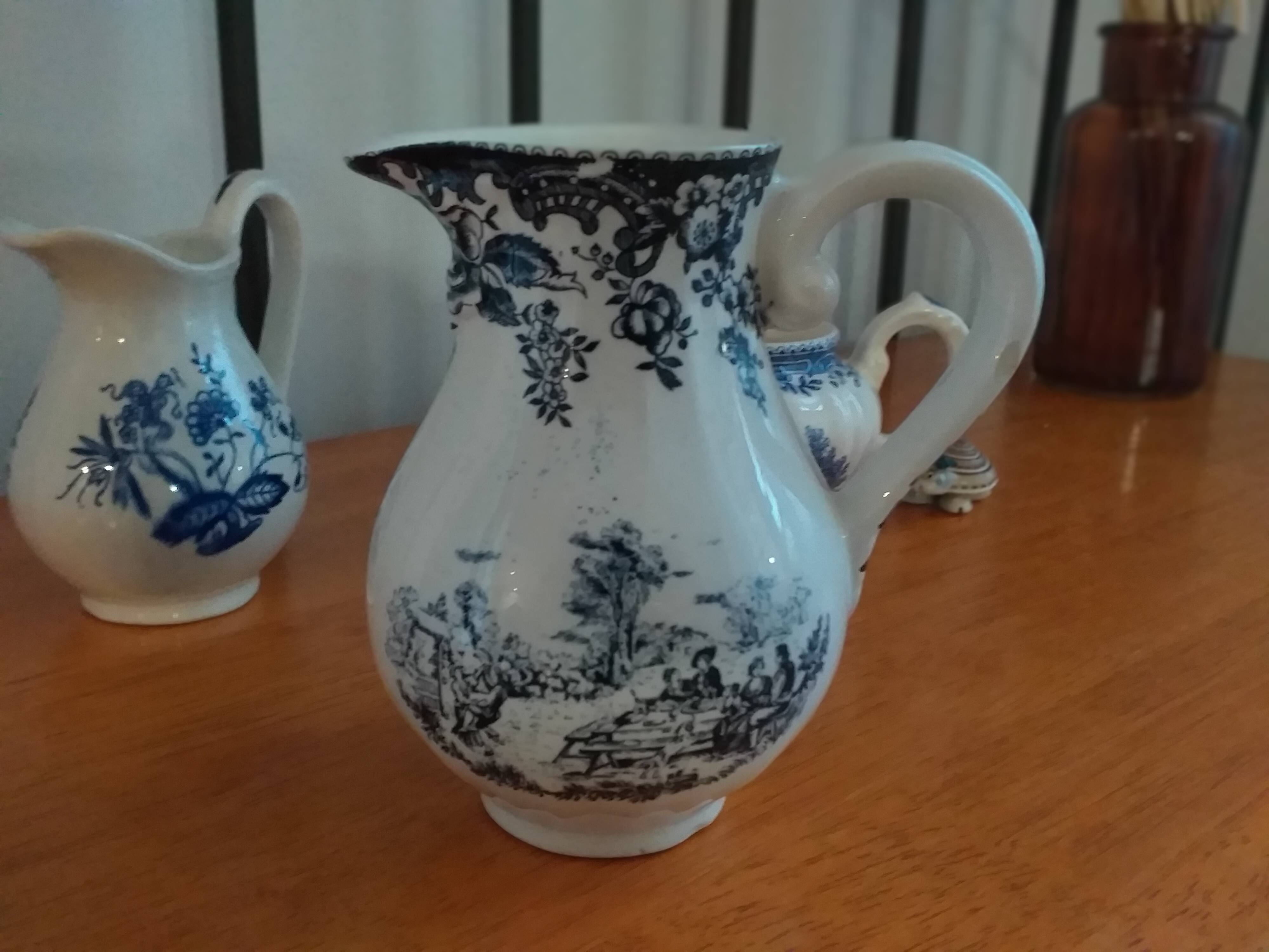 Porcelain creamer or milk pot