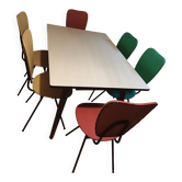 Table Formica et chaises colorées