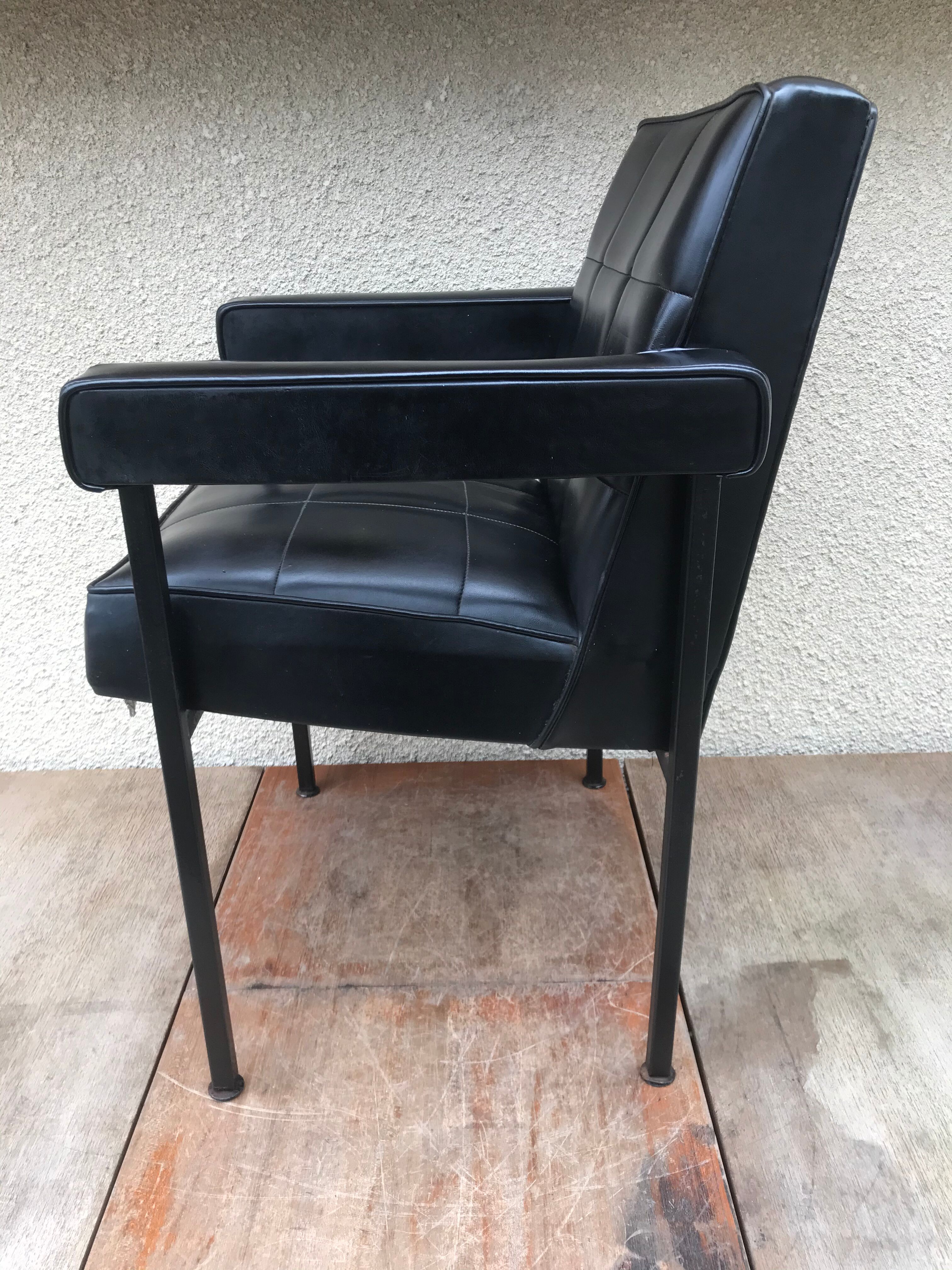 Ancien fauteuil structure métal noir et skaï noir