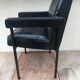 Ancien fauteuil structure métal noir et skaï noir