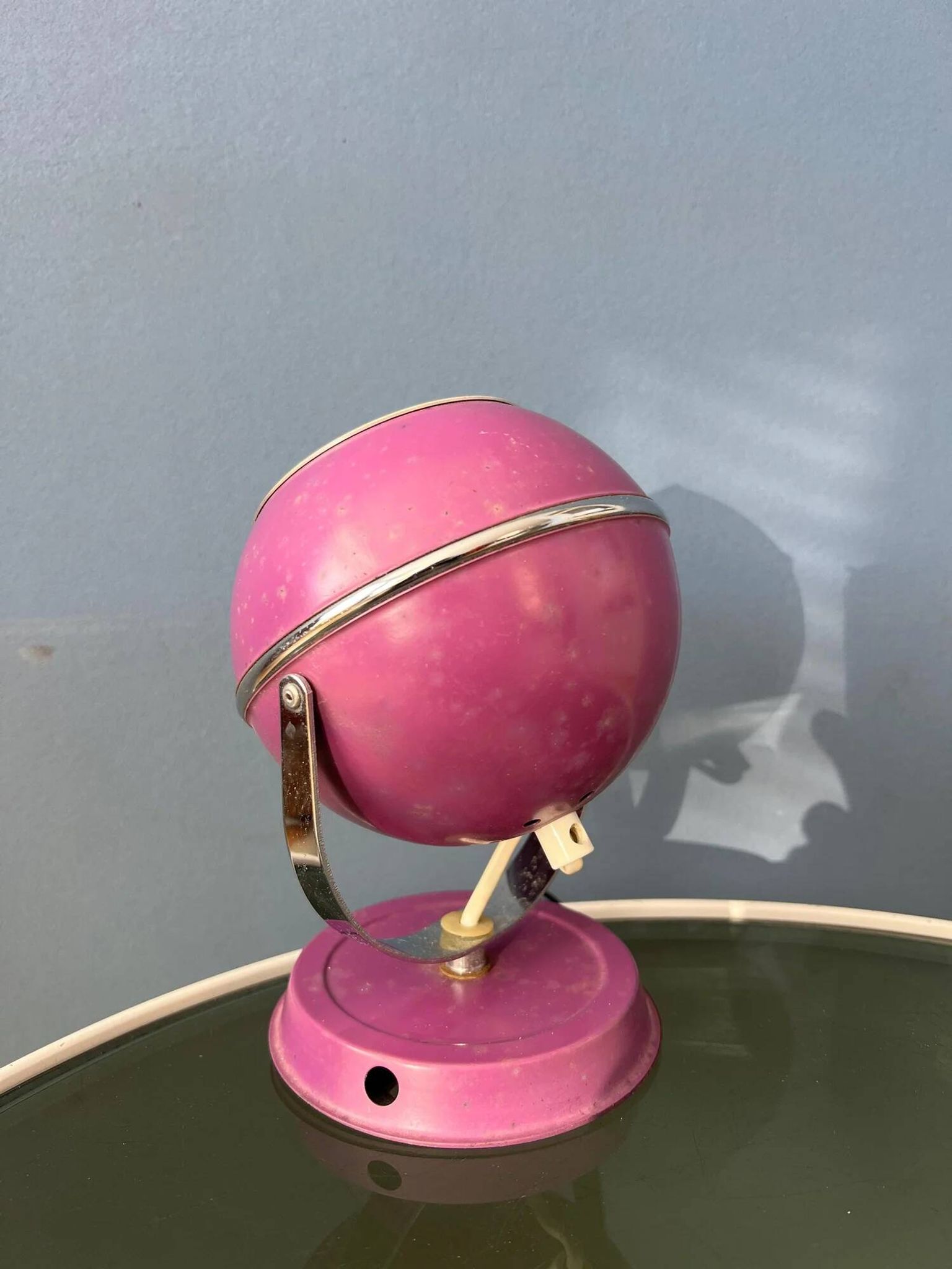 Lampe de bureau vintage violette en forme de globe oculaire de l'ère spatiale