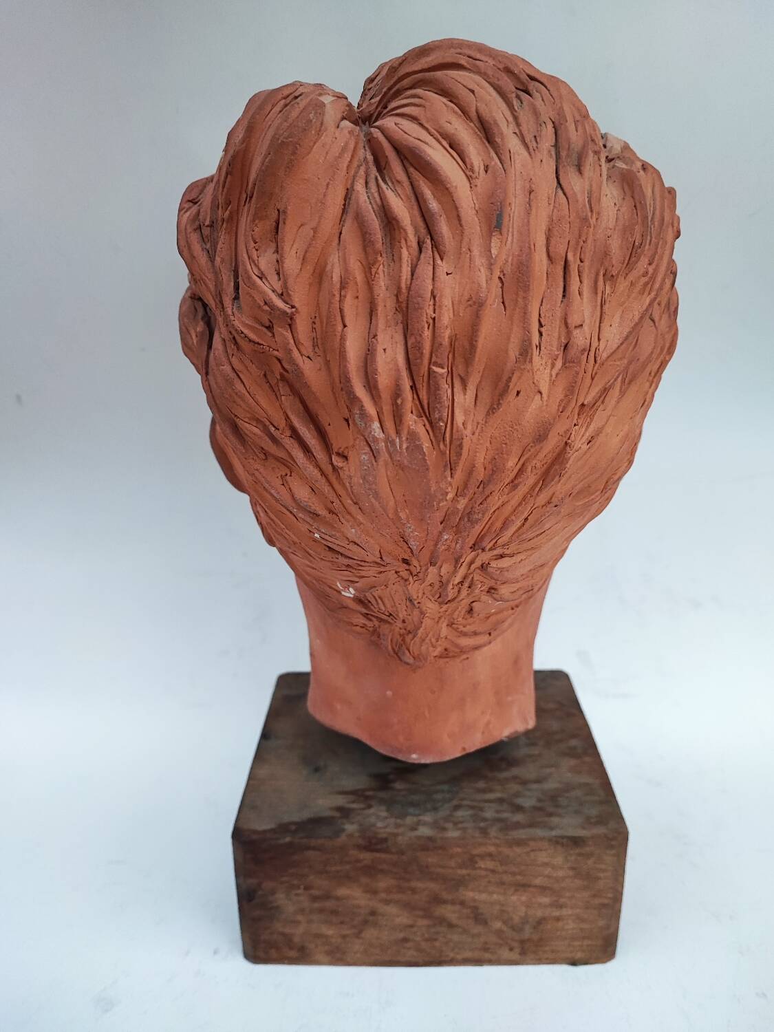 Tête de jeune homme sculptée en terre cuite