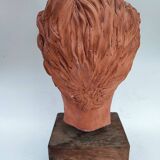 Tête de jeune homme sculptée en terre cuite