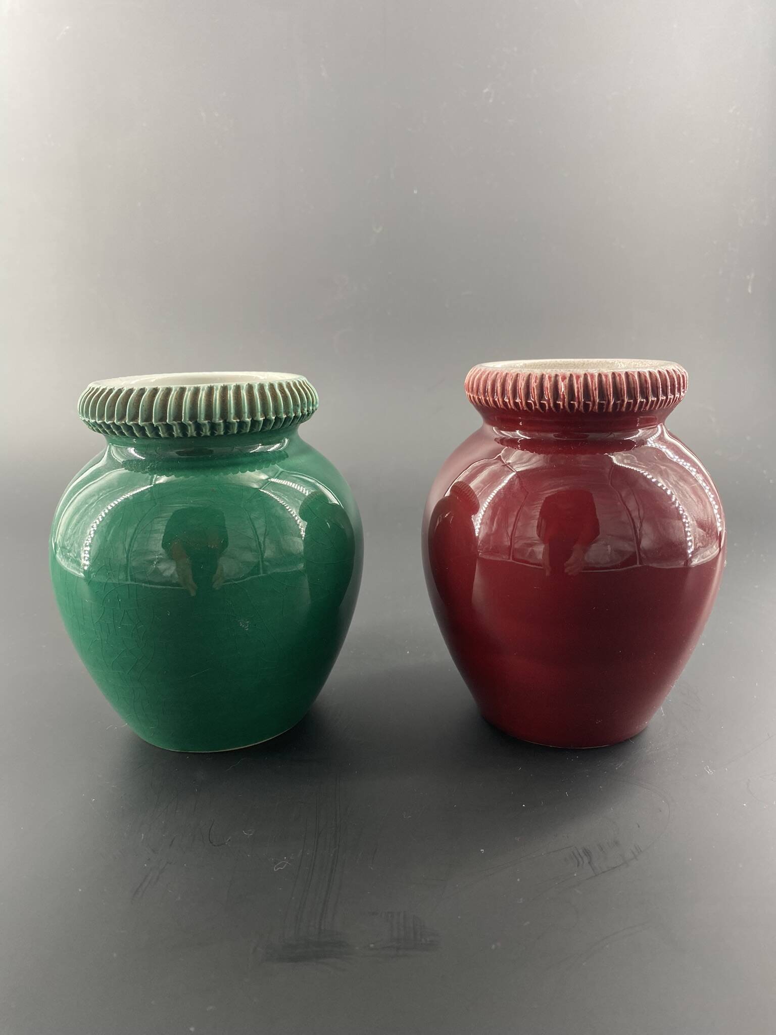 Pol CHAMBOST (1906-1983), Meeting of 2 small ovoid vases with hemmed edges in green/red earthenware