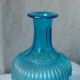 Carafe en verre de couleur bleue