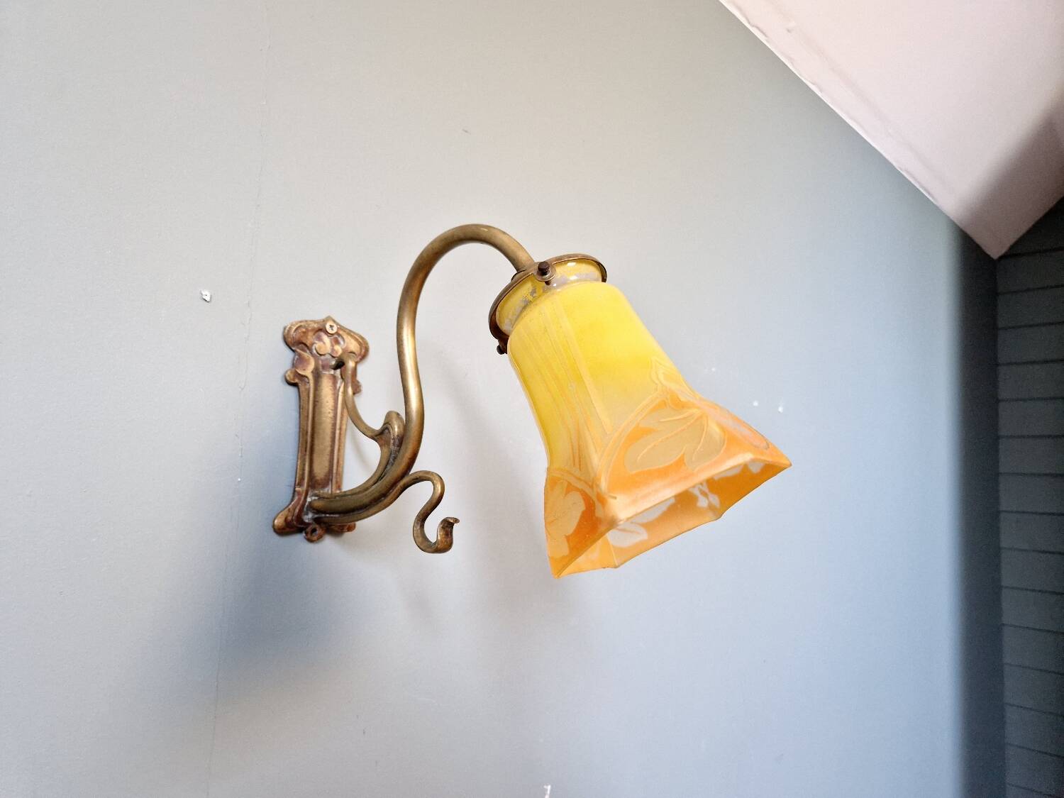 Art Nouveau wall light in bronze and satin glass, 1910s