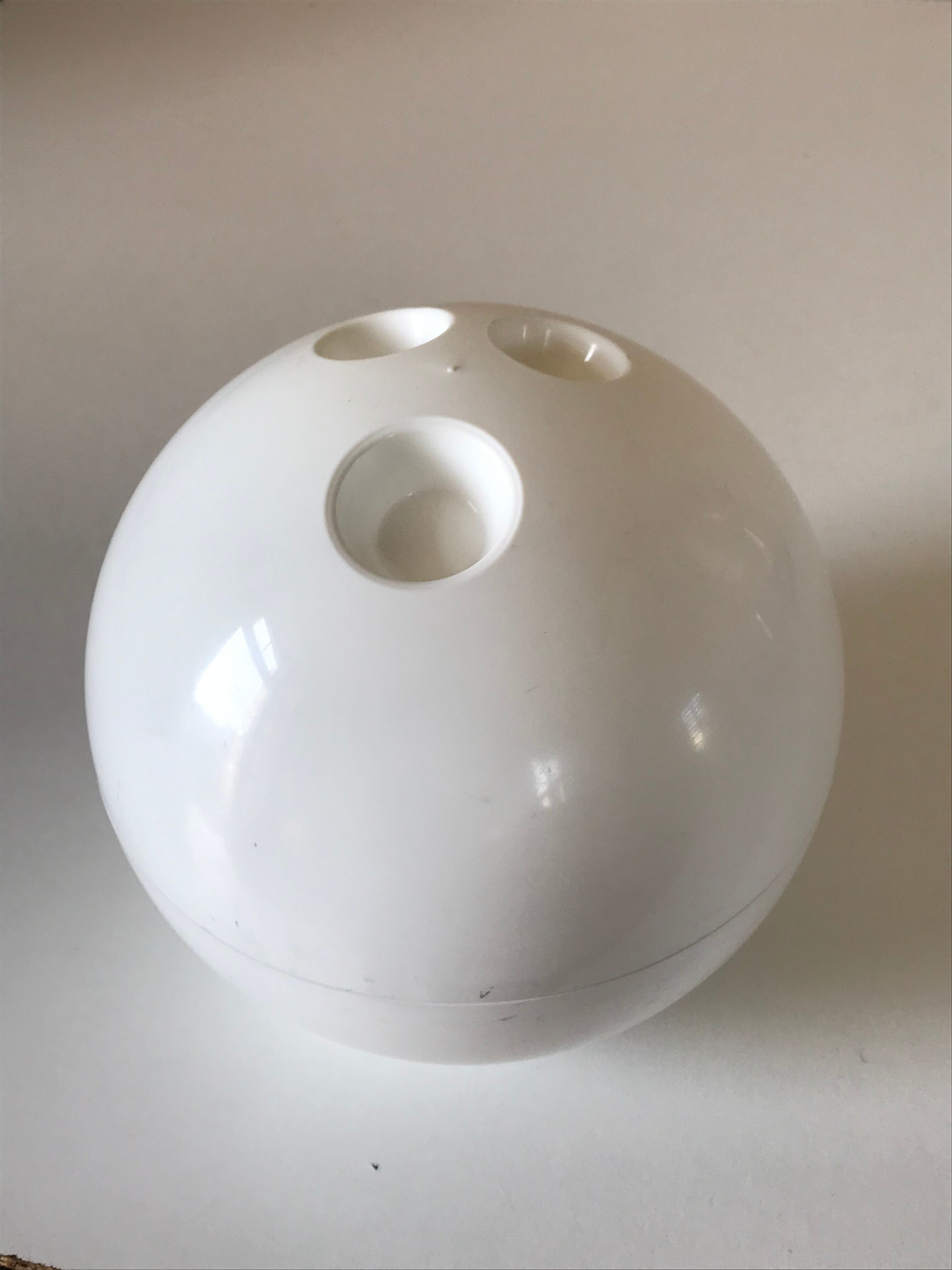 Bac à glaçons boule de bowling blanche design annees 70