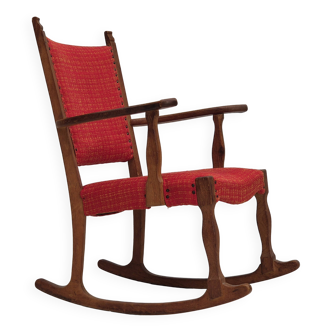 Chaise à bascule danoise des années 1960, d'origine en bon état, bois de chêne massif, tissu en laine d'ameublement.