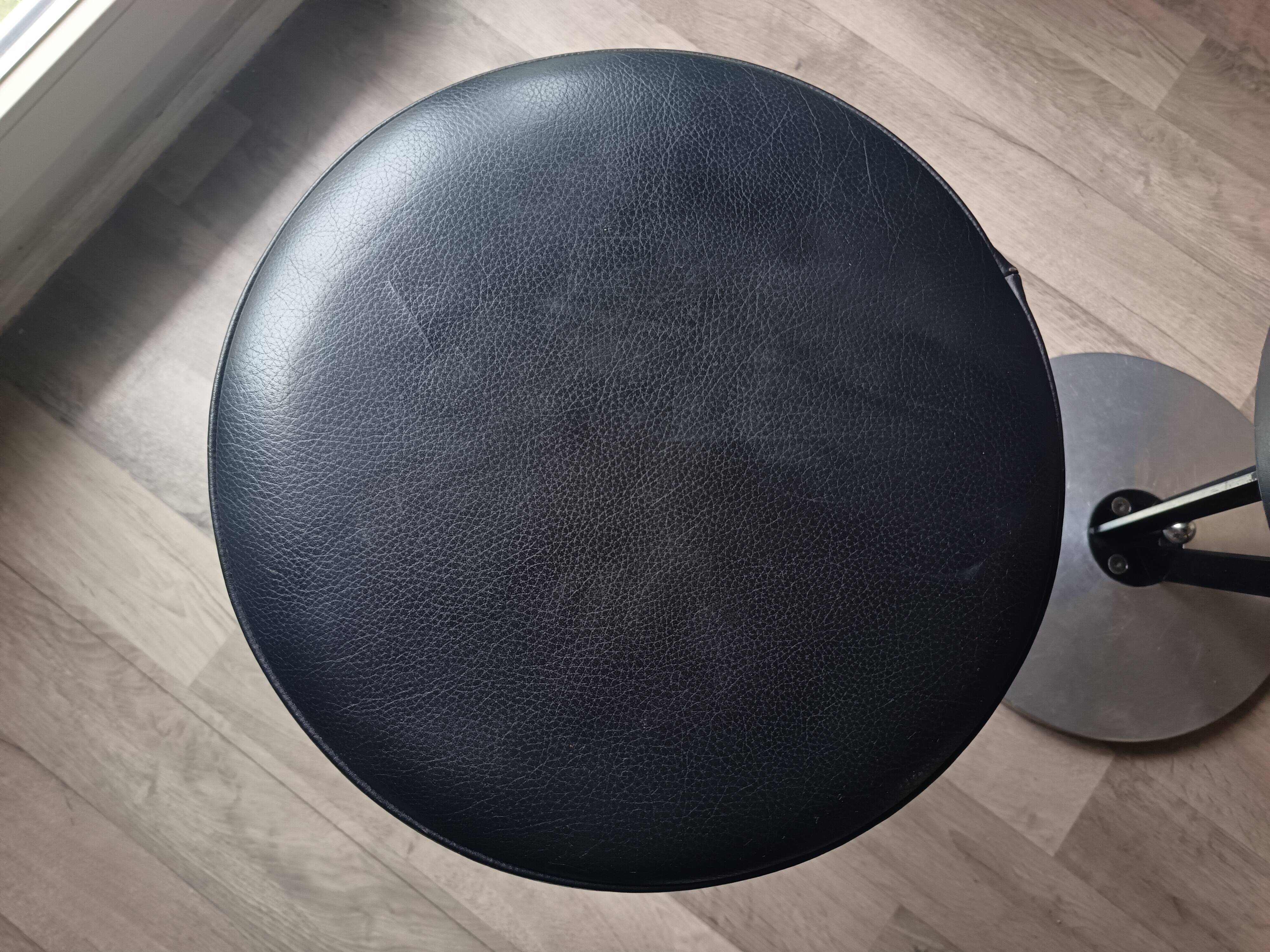 Dry Martini table and stool set