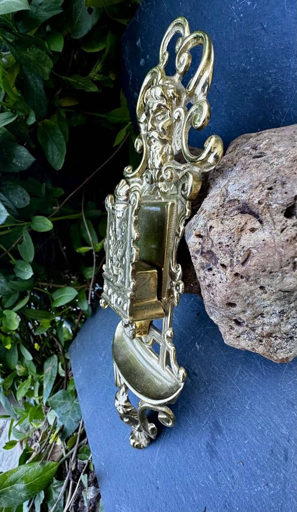 Porte revues en laiton mascaron baroque porte allumette murale