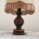 Lampe de table ronde en bois tourné à rainures de style français des années 50 avec abat-jour en peau de cachemire.