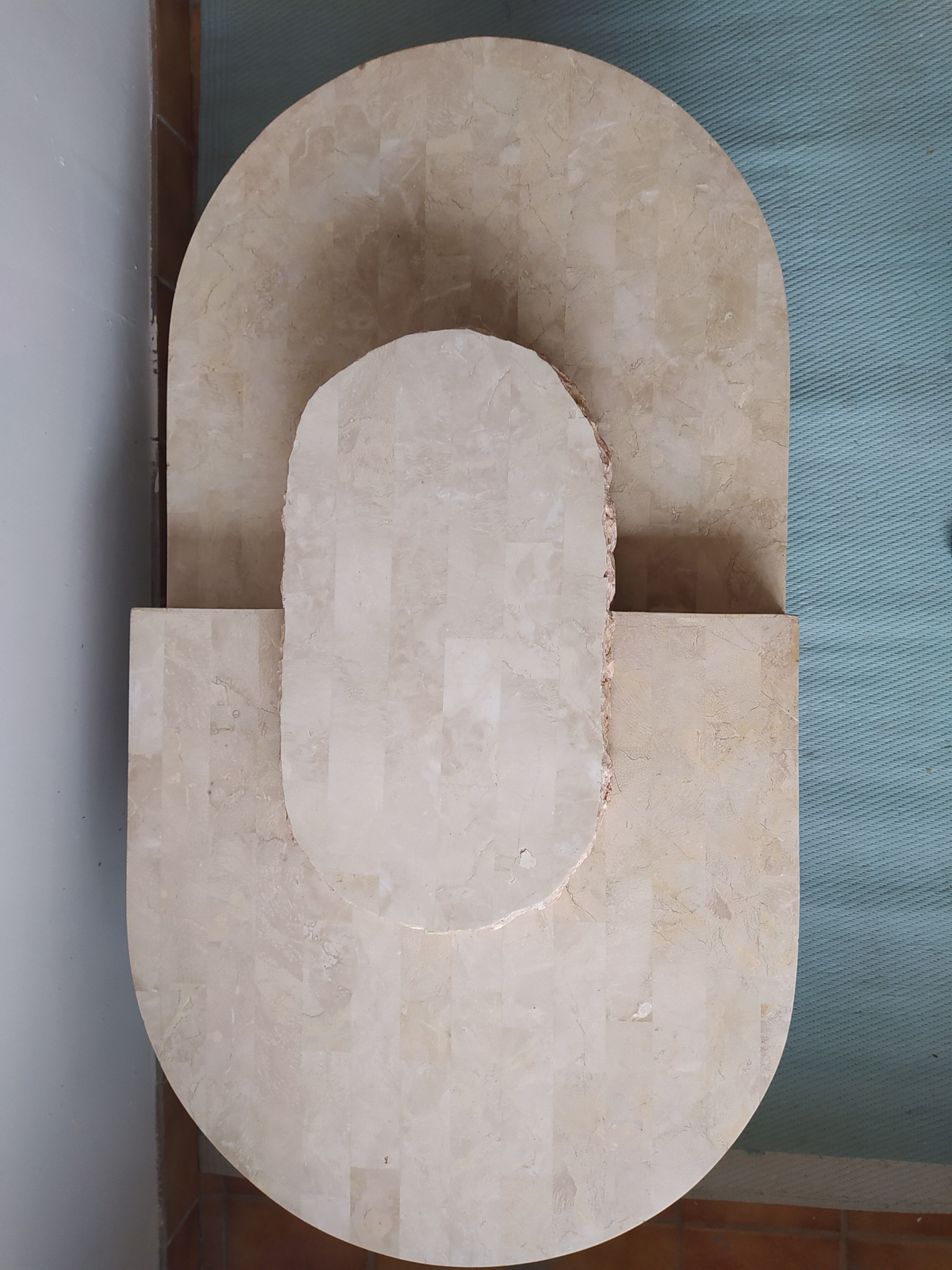 Oval coffee table in stone and marble