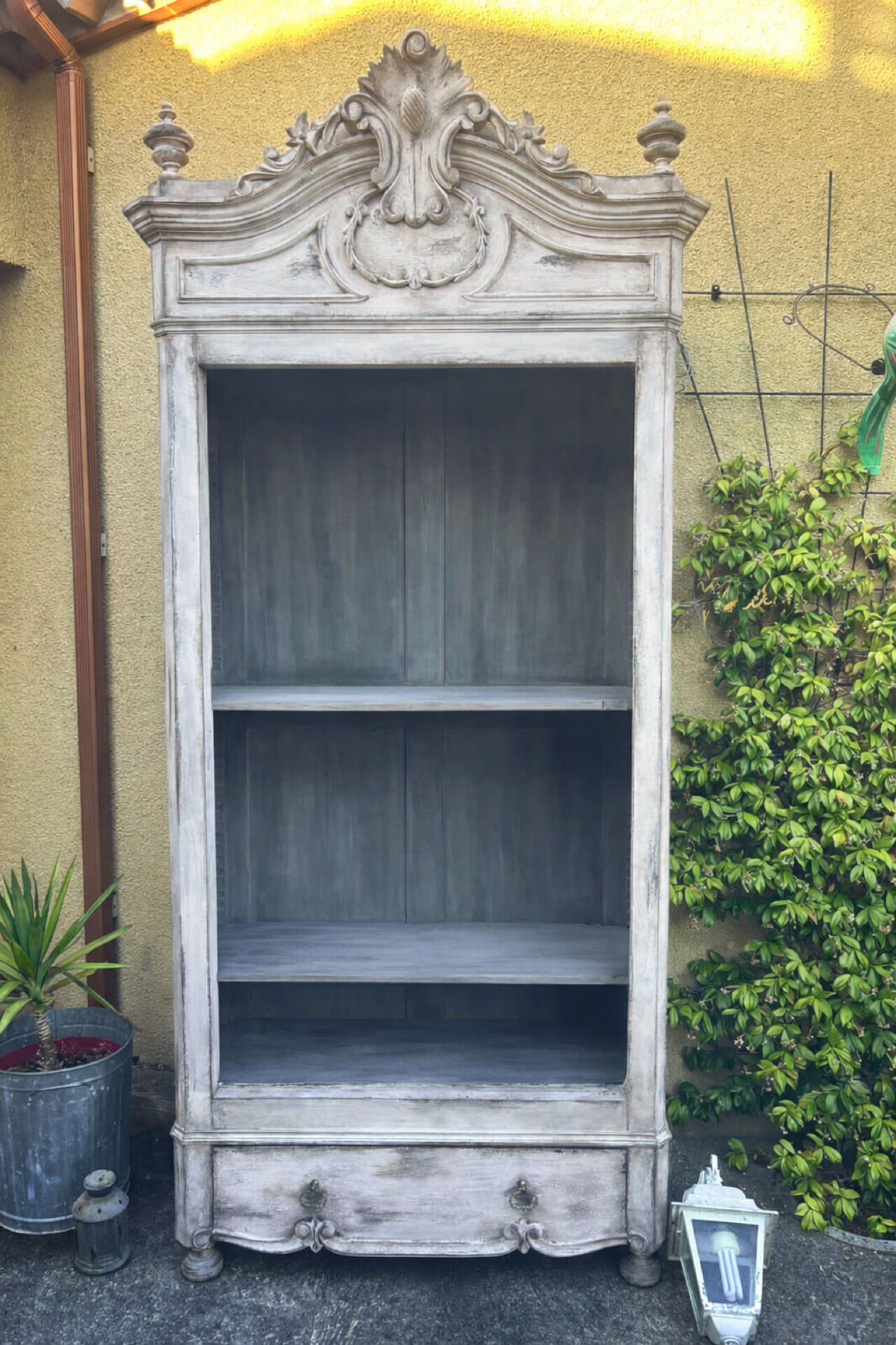 Patinated Tuscan-style bonnetière