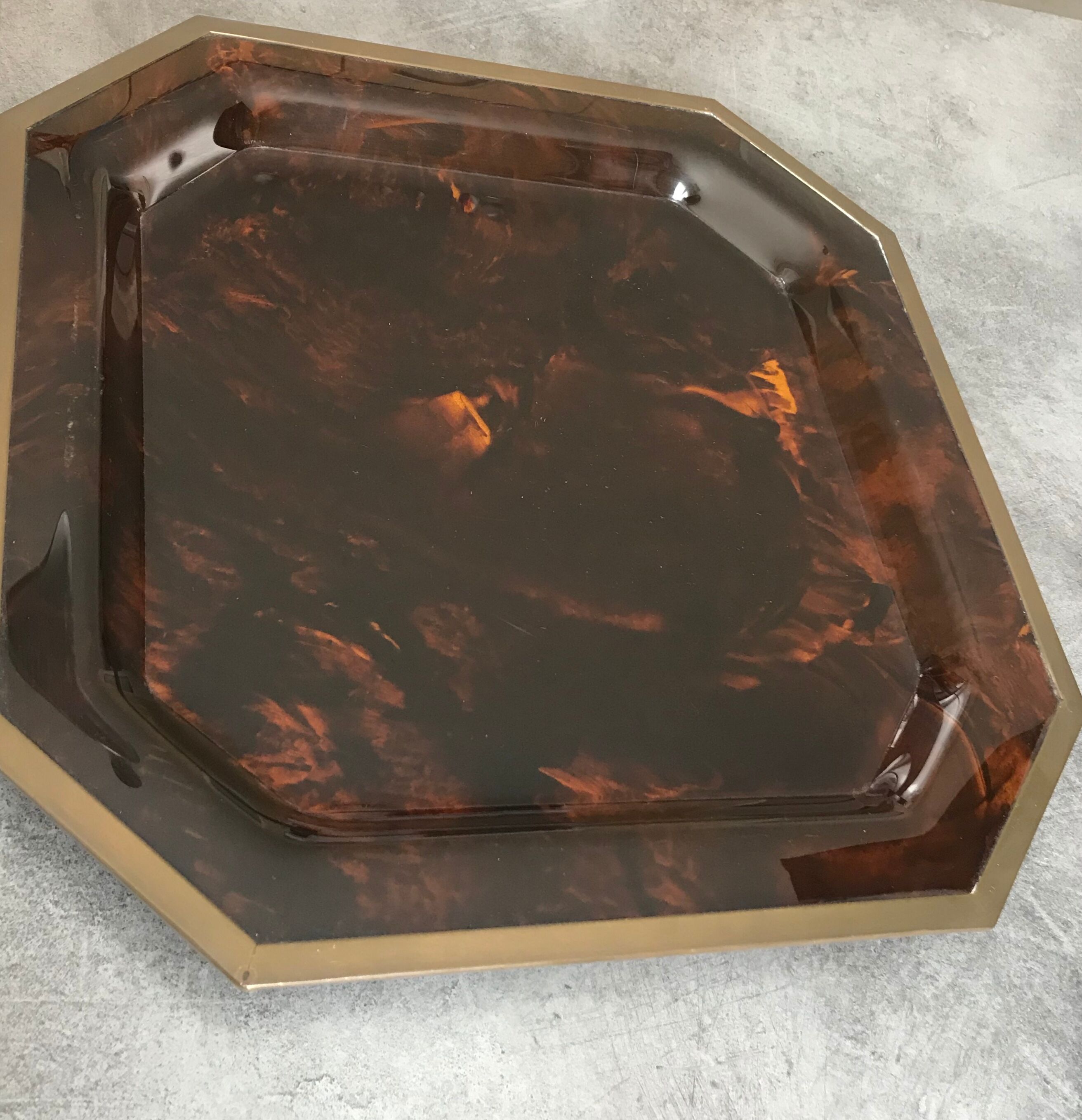 Tray in lucite imitation tortoiseshell and hexagonal brass strap