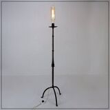 Lampadaire tripode en fer forgé brutaliste avec ampoule