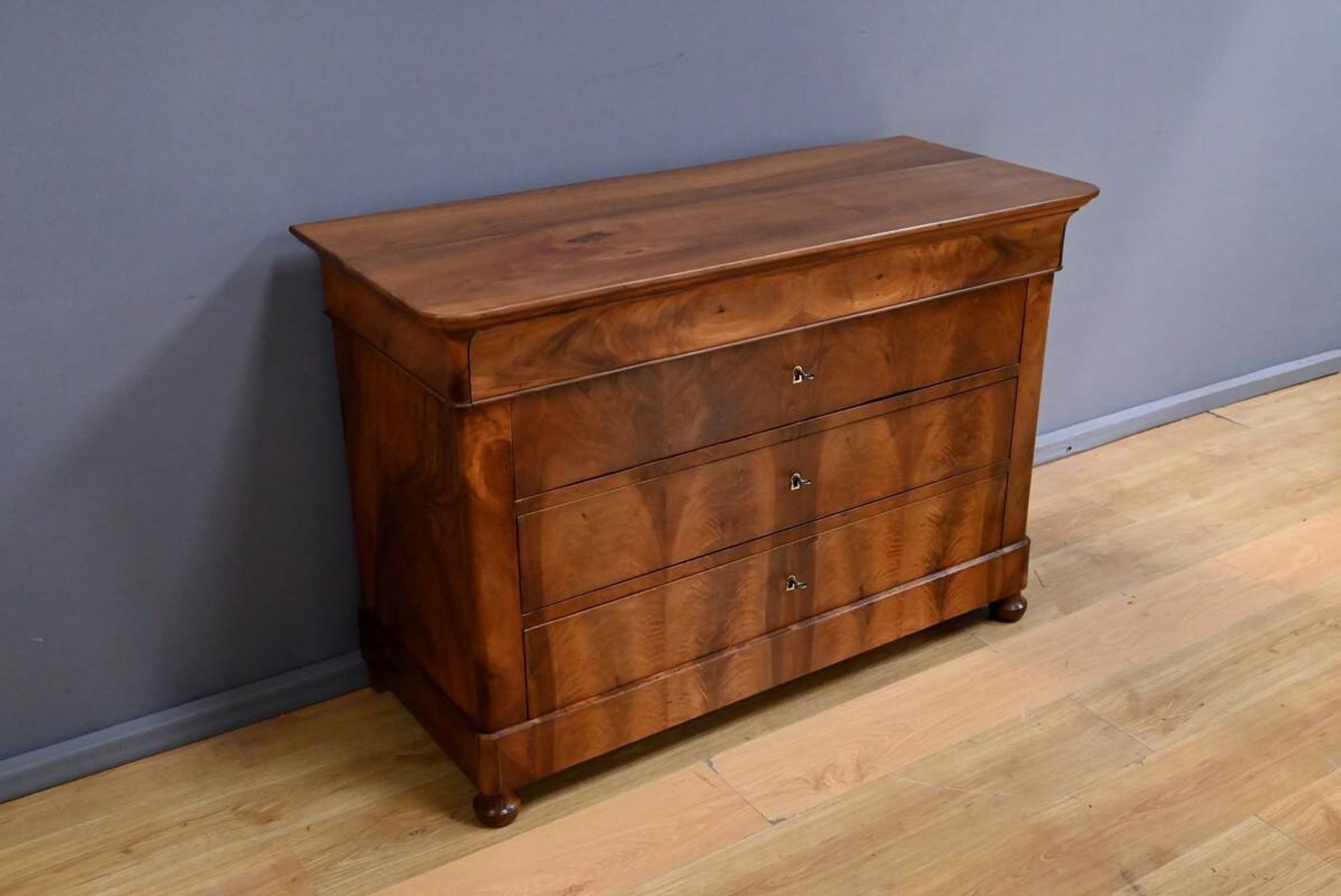 Walnut burl commode, Restoration period – early 19th century