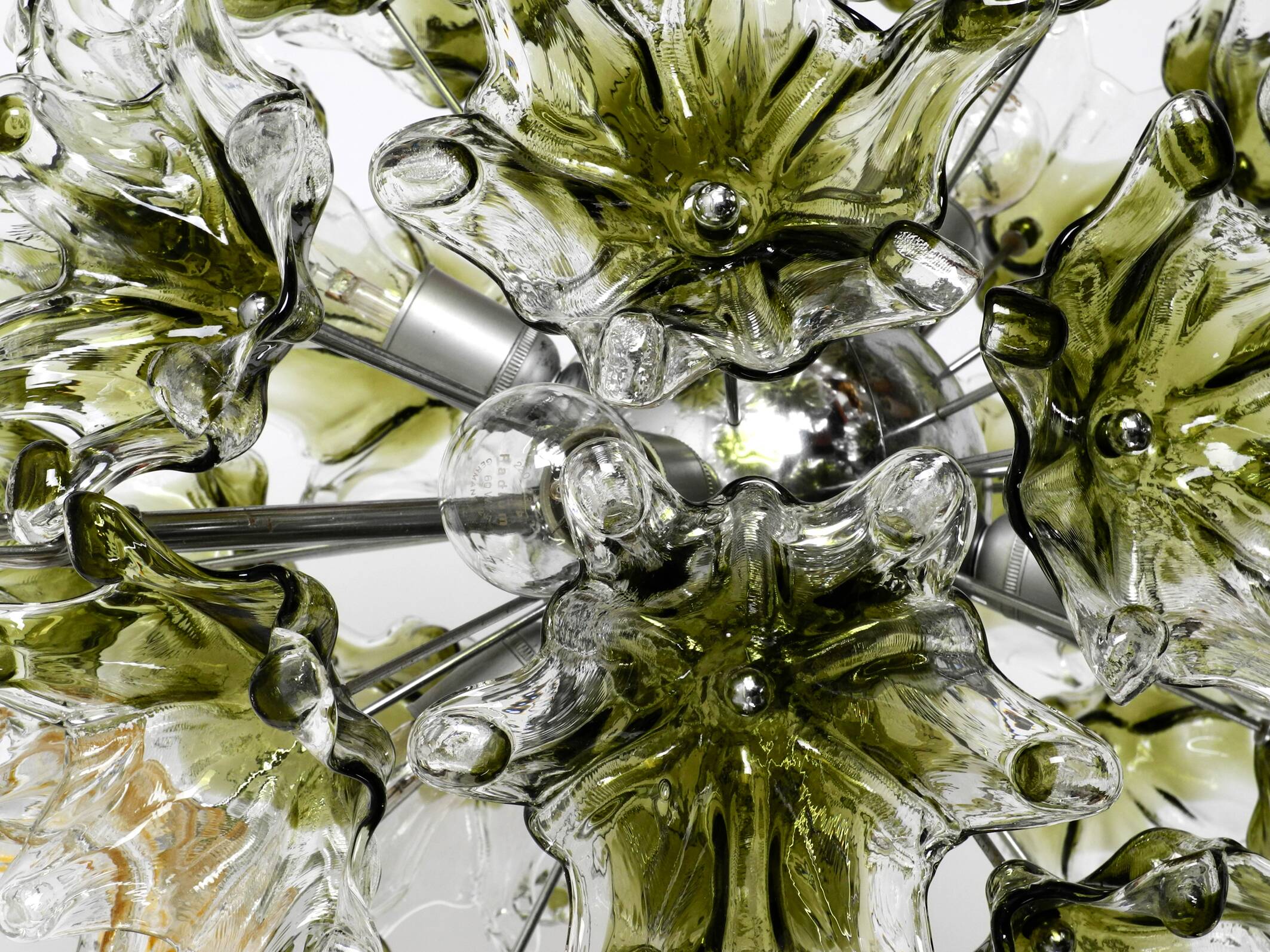 Suspension italienne unique XXL des années 1960 avec des fleurs en verre de Murano par VeArt