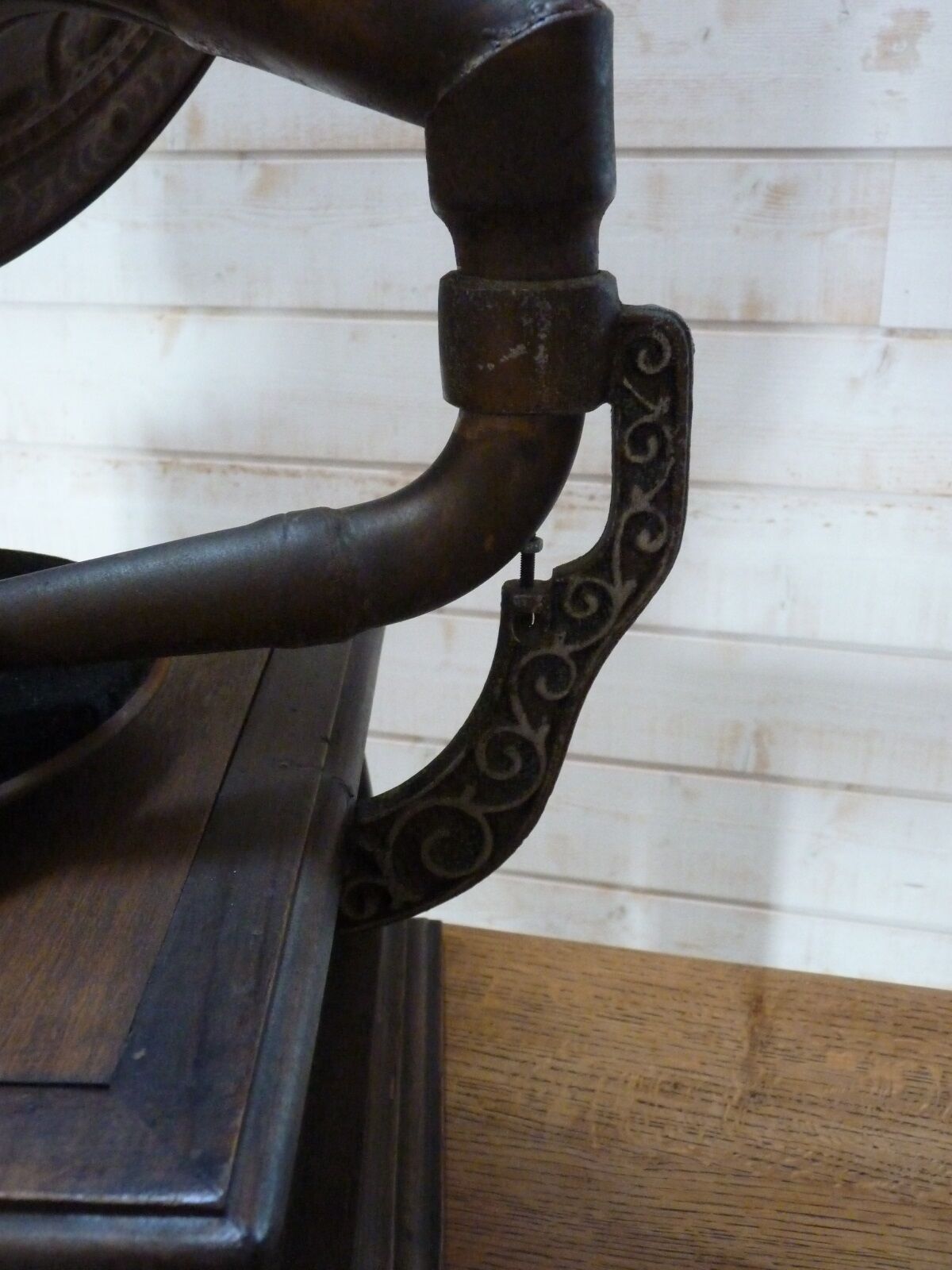 Gramophone with flag "his master's voice"