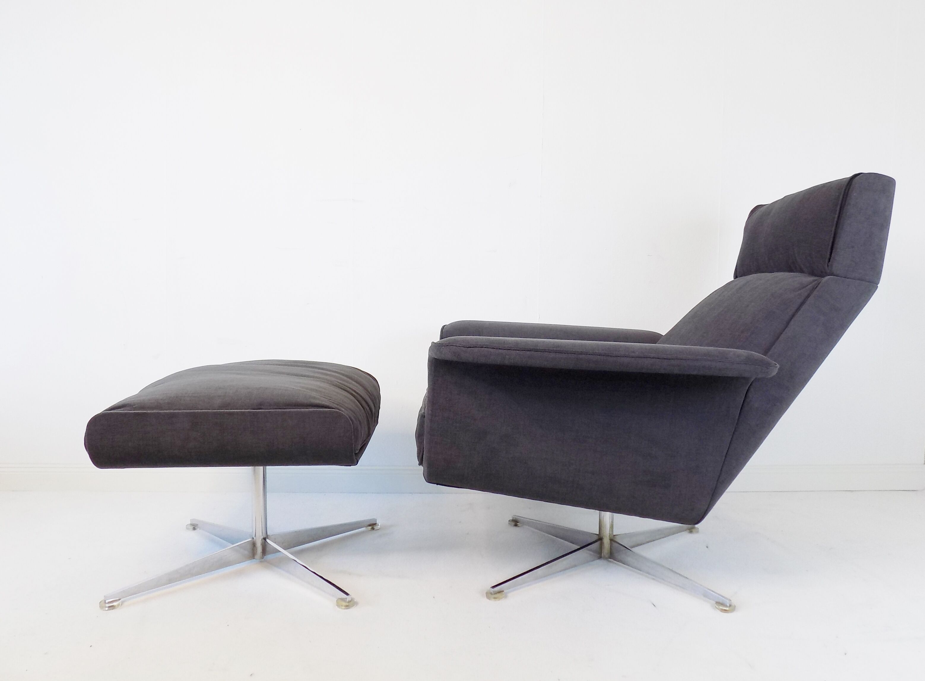 Fauteuil Kaufeld Siesta 62  grise avec pouf par Jacques Brule