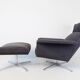 Fauteuil Kaufeld Siesta 62  grise avec pouf par Jacques Brule