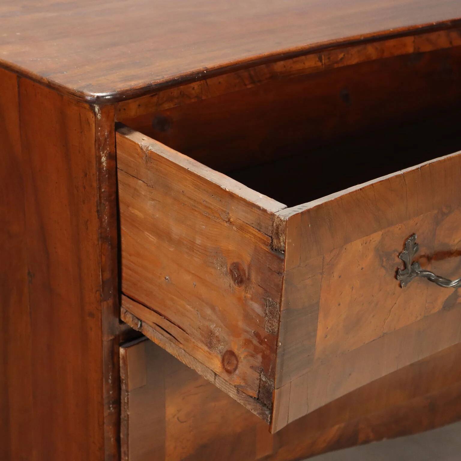 Lombard-Venetian Barocchetto commode in walnut